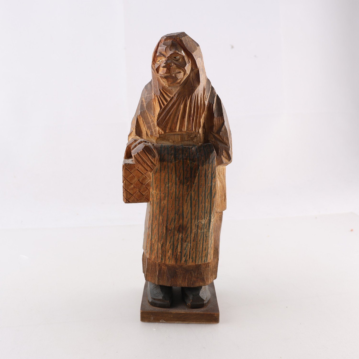 Träfigur, Gumma med korg, 1923