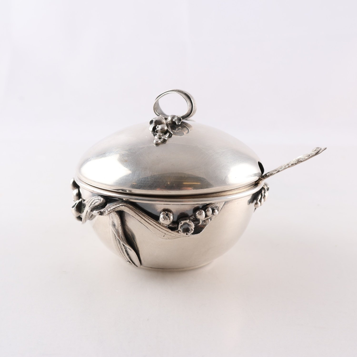 Skål med silversked, Ornamenterad med blad.