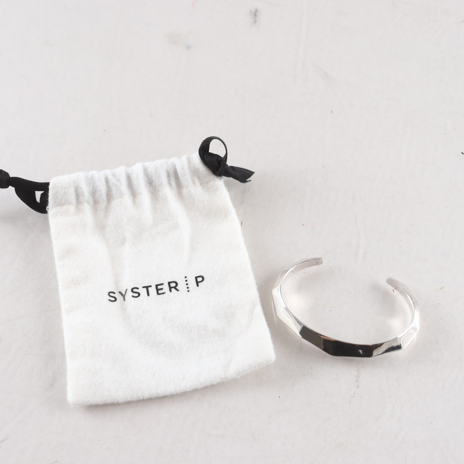 Armband, bangle, silverpläterad mässing, facetterat, Syster P