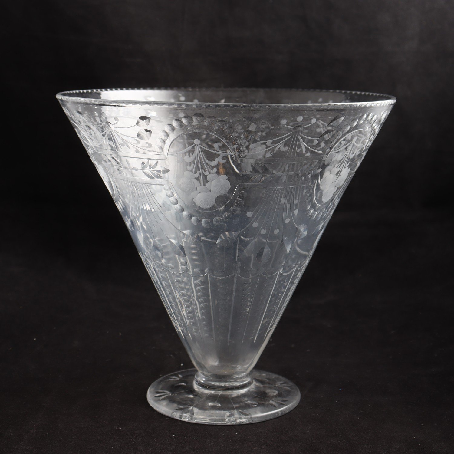 Skål, slipad dekor. Samfraktas ej.