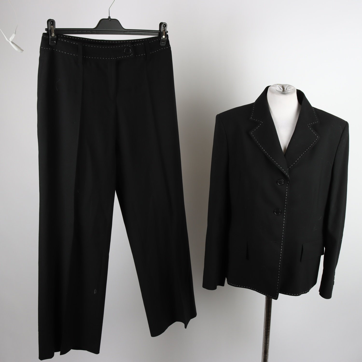 Kostym, Ivo Nikkolo, svart, kavaj stl 44, byxor stl. 40