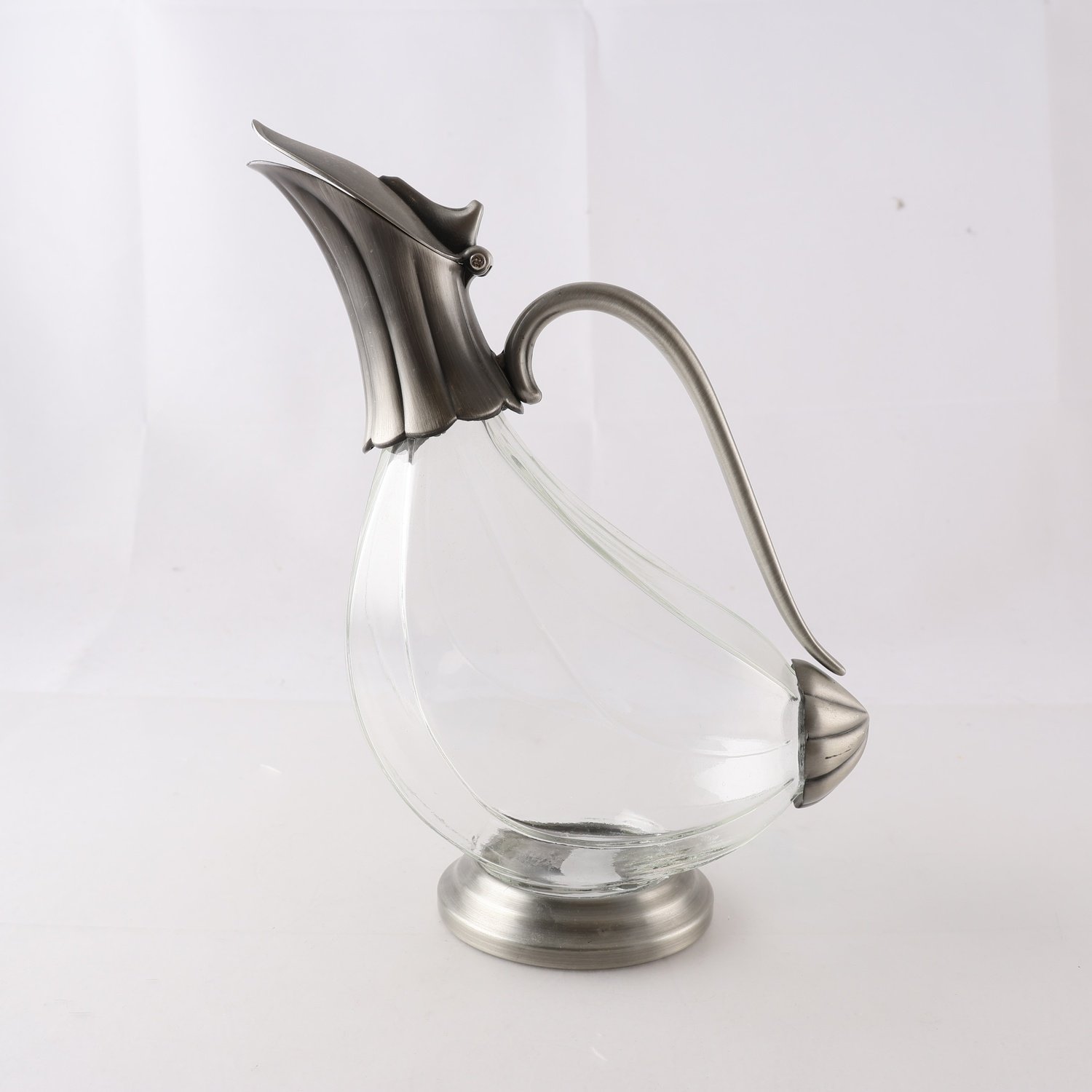 Karaff, ankmodell, glas och tenn. Samfraktas ej.