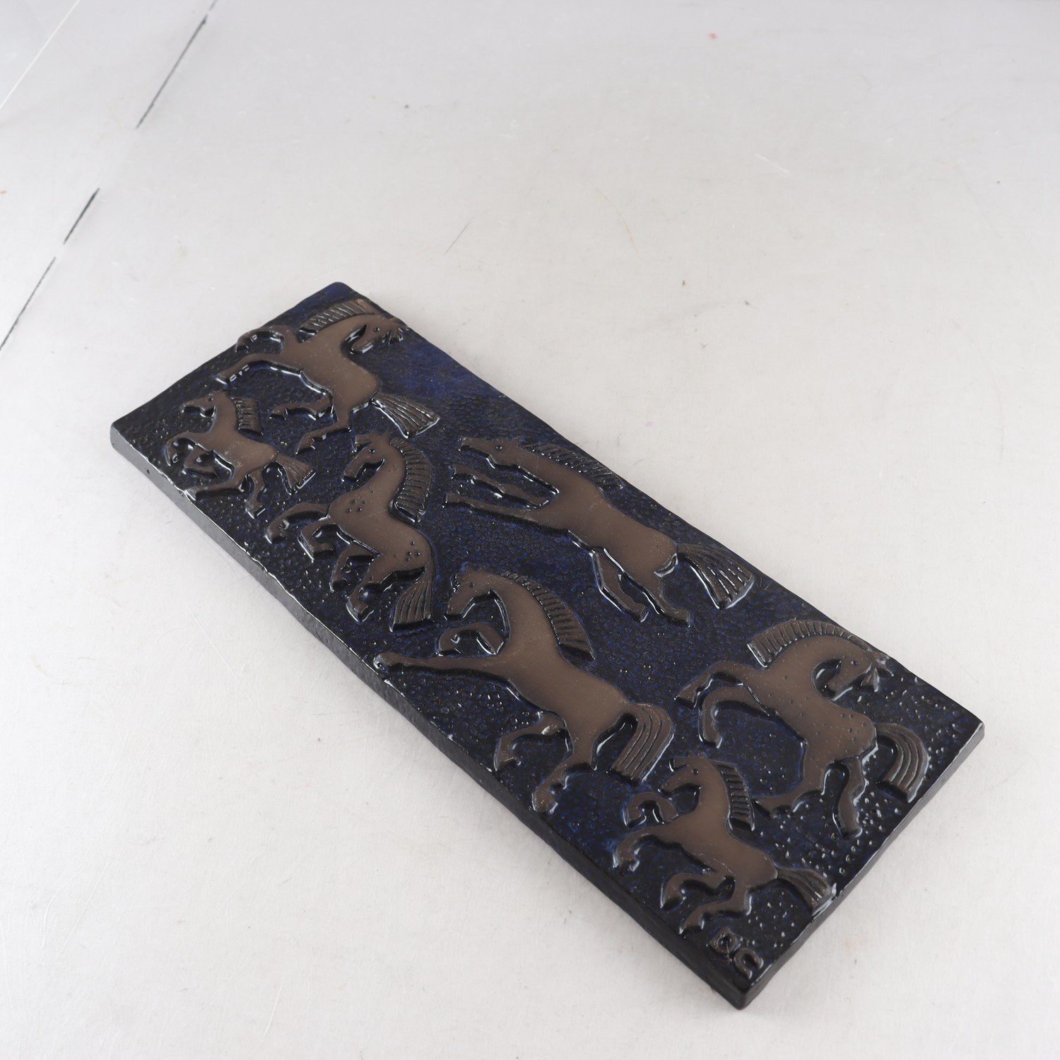 Väggplakett, Uppsala-ekeby, Dorothy Clough, Stengods, hästar. Samfraktas ej.