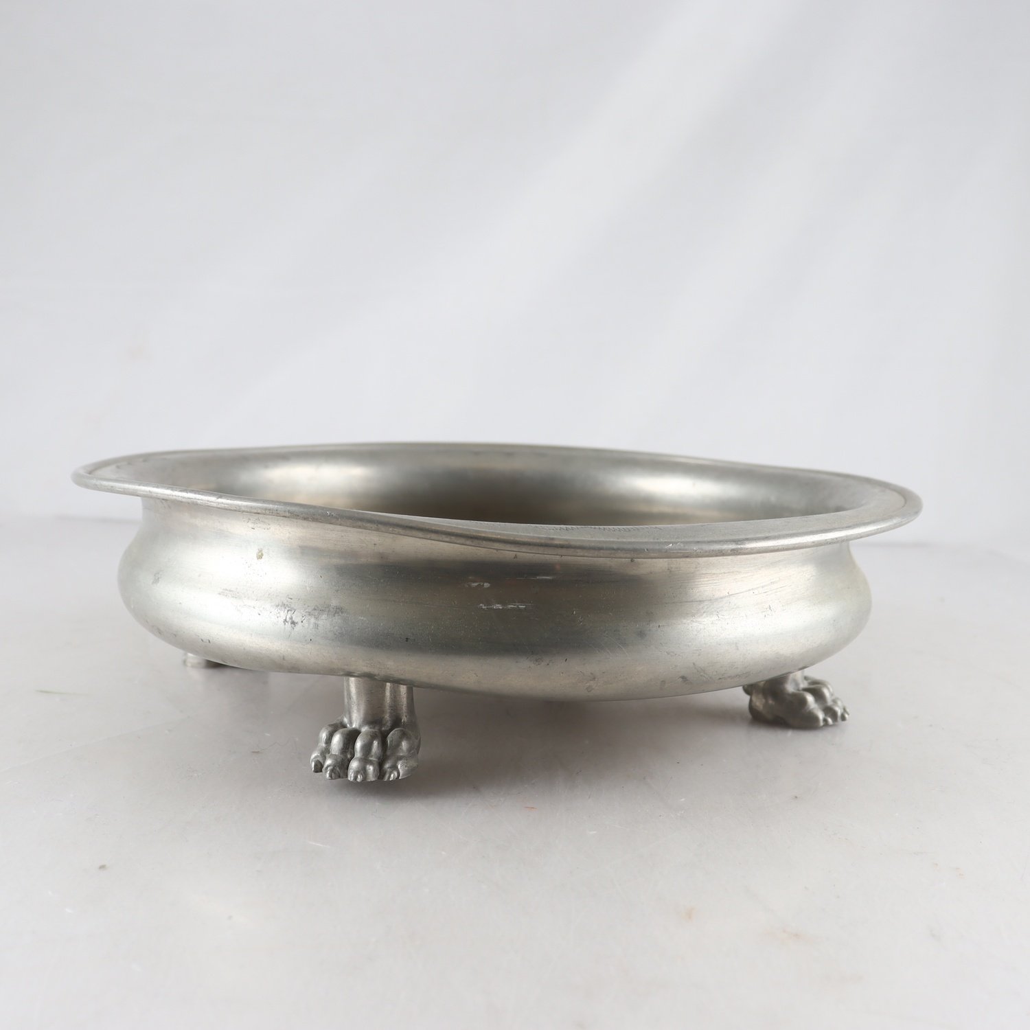 Skål, tenn, Anna Petrus, stämpel: Firma Svenskt Tenn. Samfraktas ej.