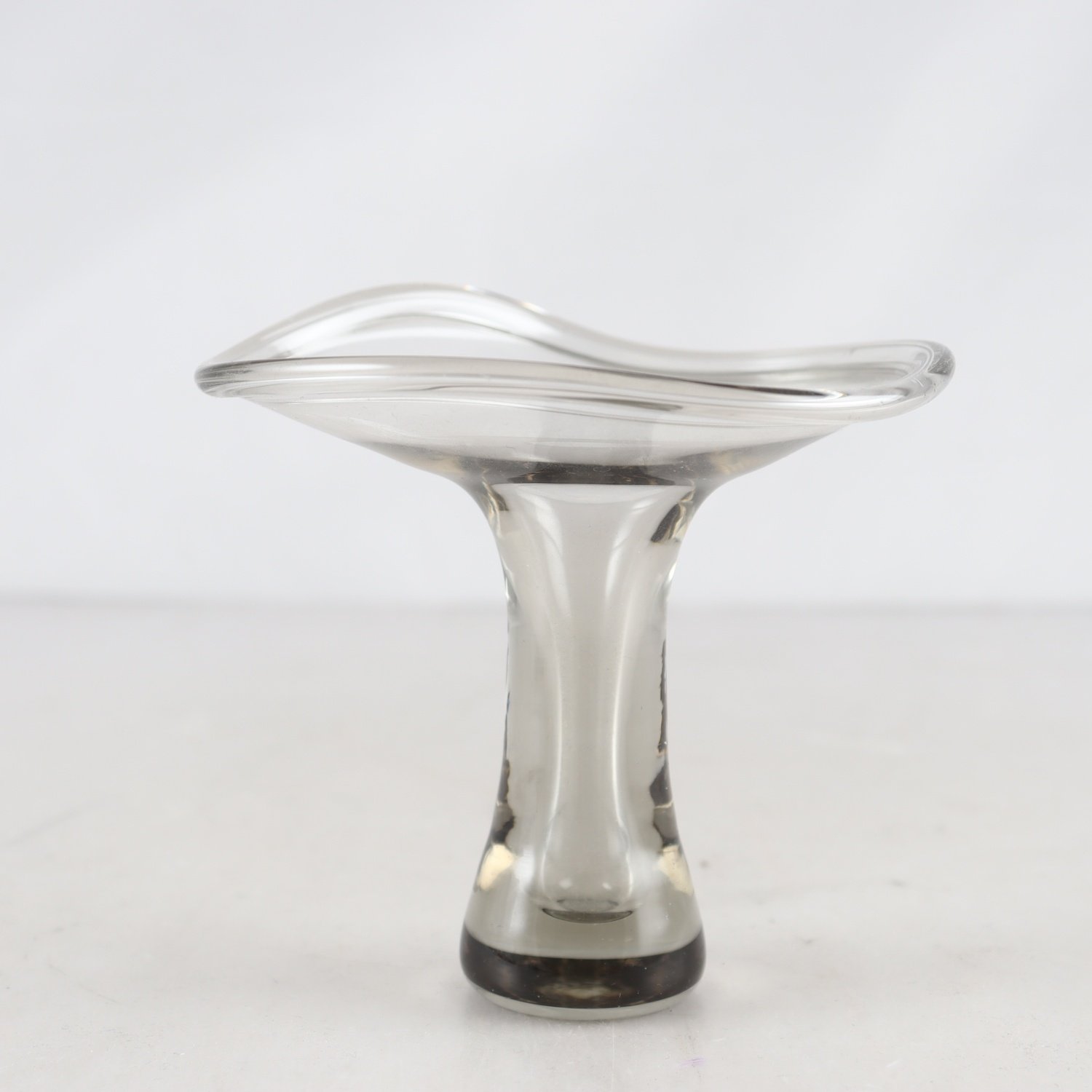 Vas, Gracil, Vicke Lindstrand, Kosta Boda, stämpelsign.