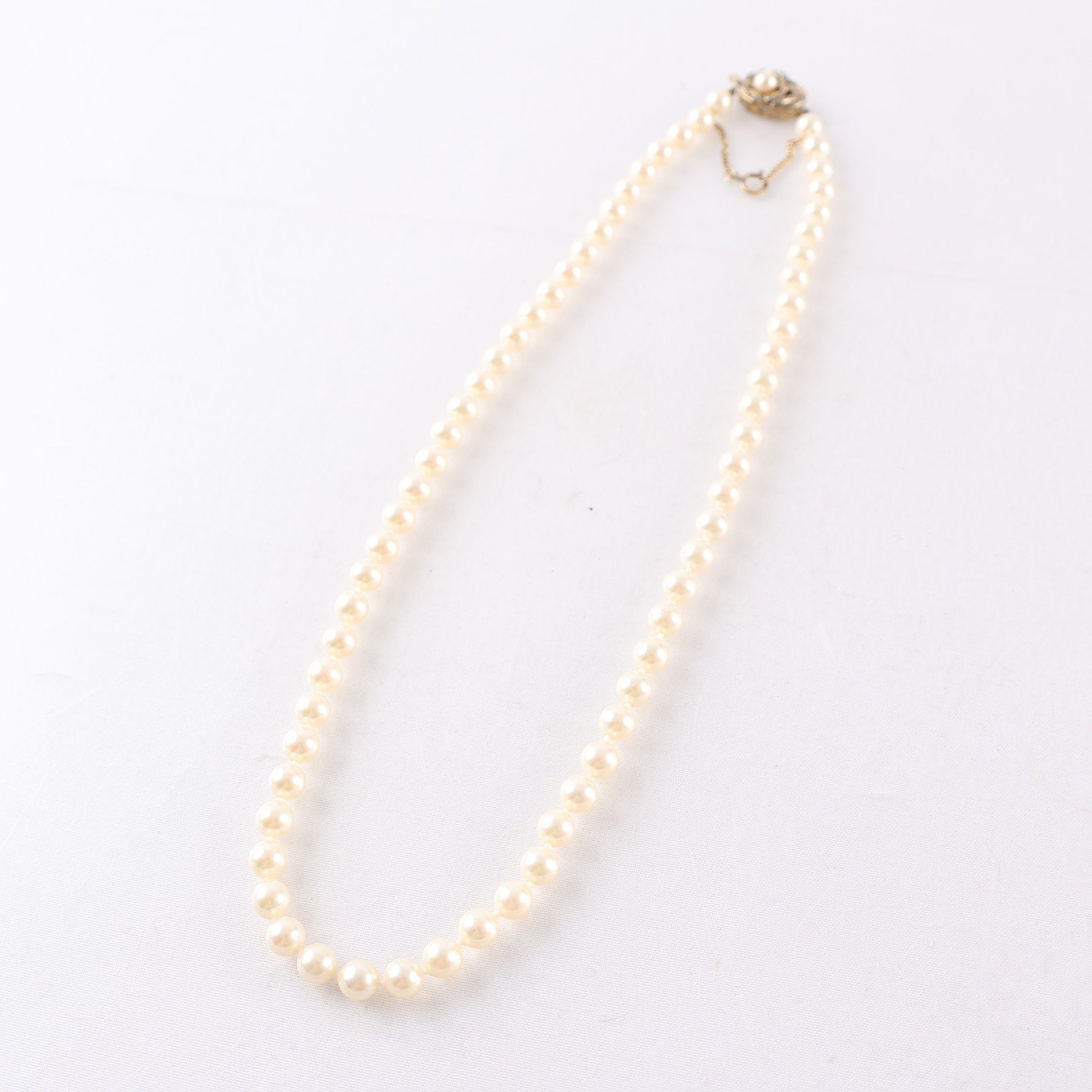 Pärlhalsband, silverlås, Brv: 21.7g