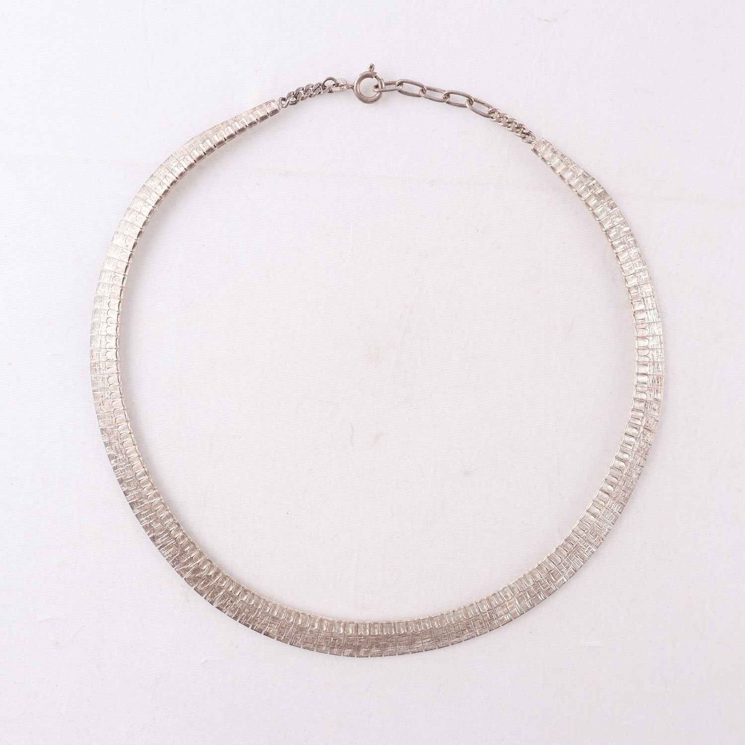 Halsband, dilver, doserat. Vikt: 26.8g