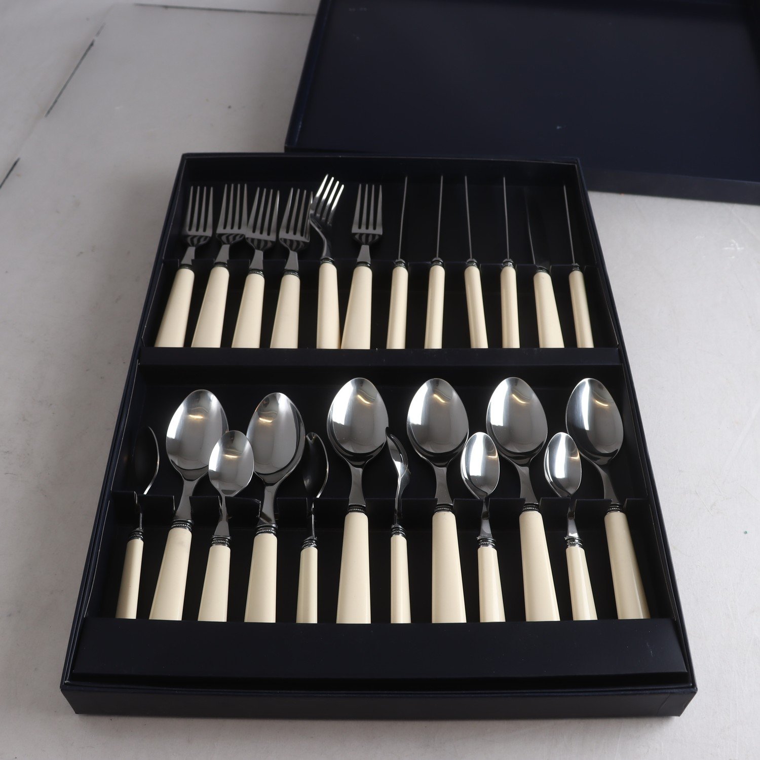 Bestick, rostfritt stål, Ivory cutlery, Newport, USA, 24 st. Samfraktas ej.