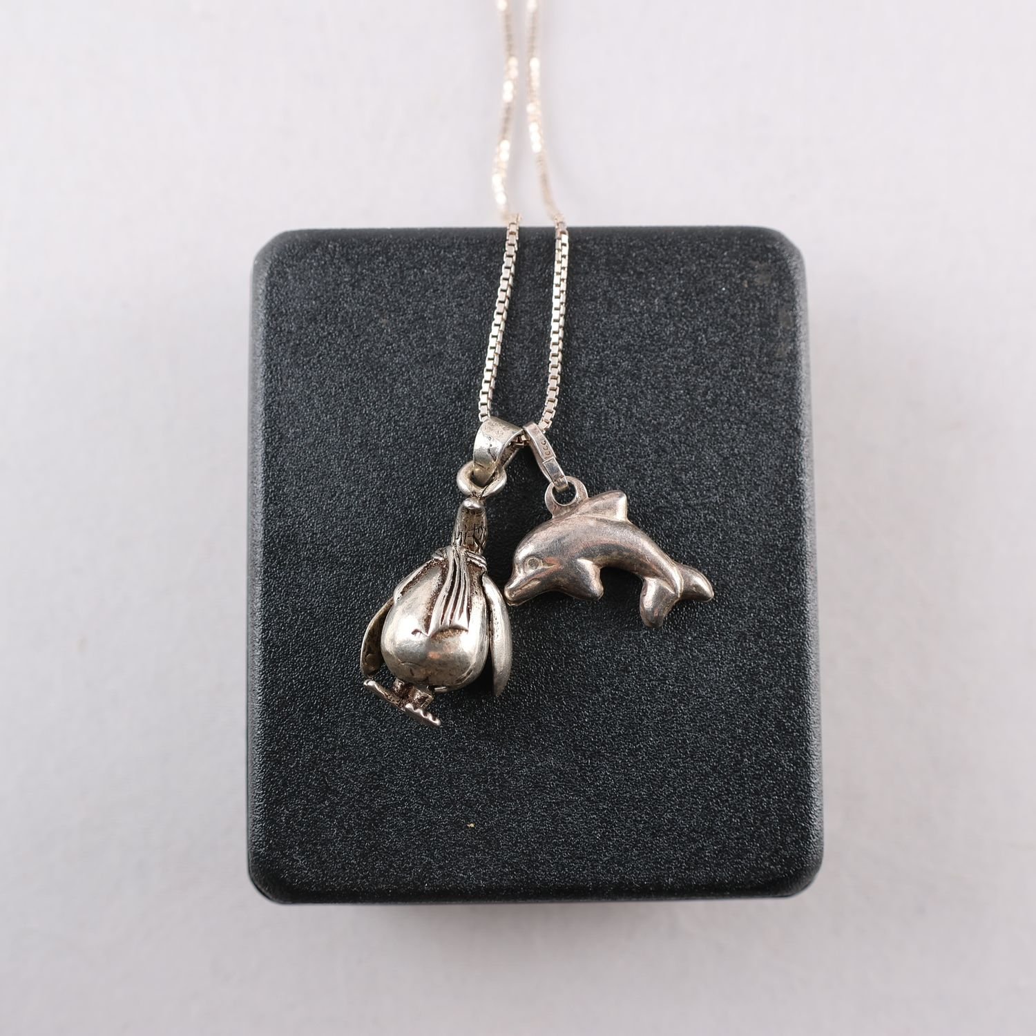 Halsband, berlocker, silver 925, pingvin, delfin, vikt: 9.4g