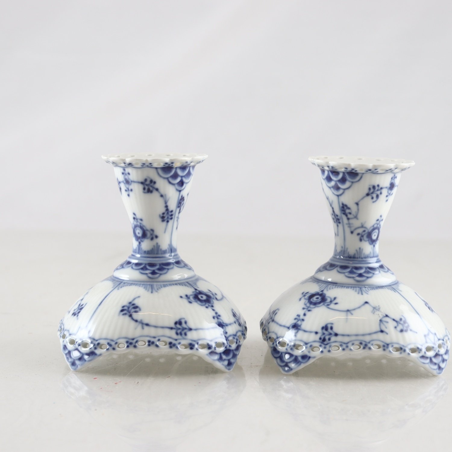 Ljusstakar, Musselmalet helblond, Royal Copenhagen, 2 st. Samfraktas ej.