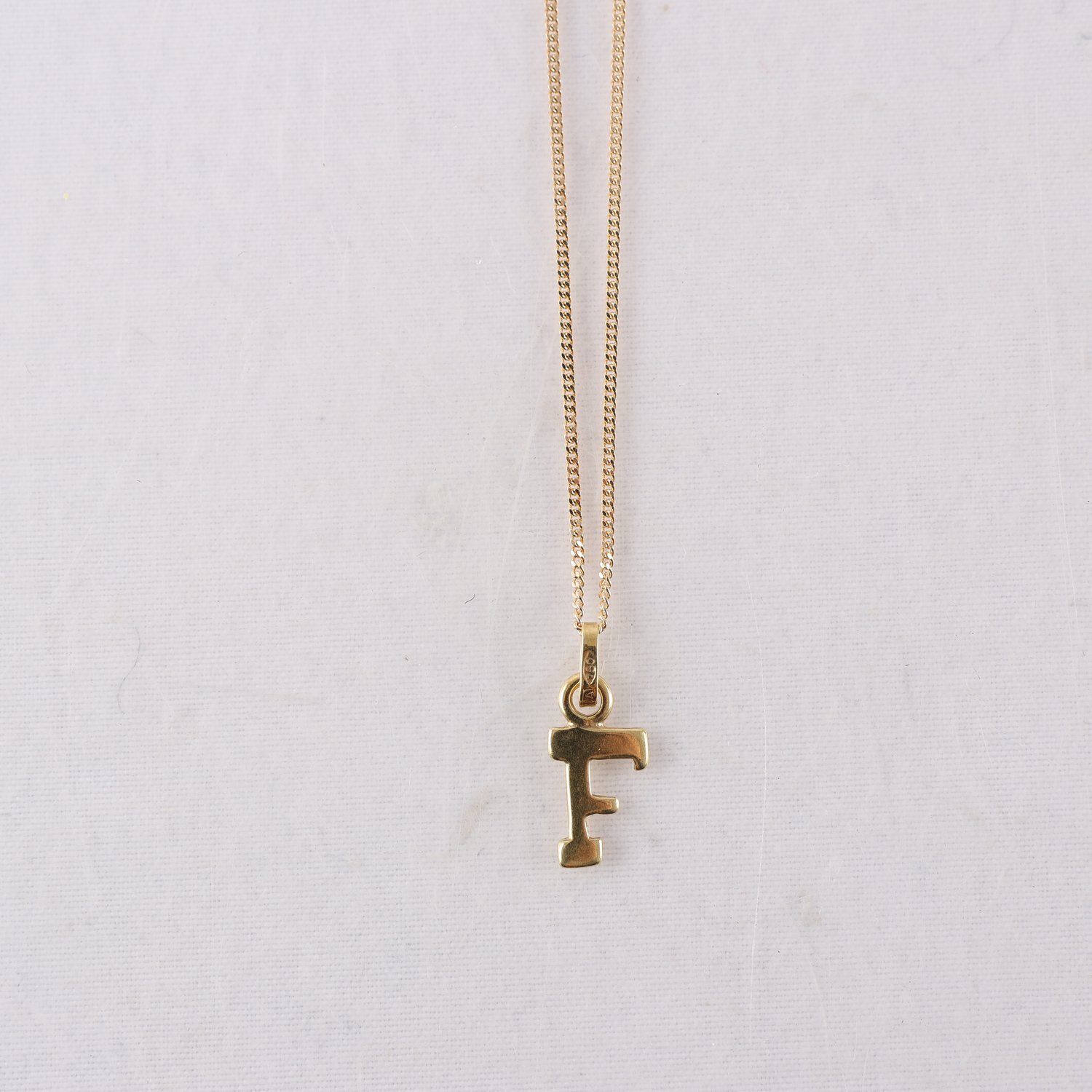 Halskedja med hänge, ”F”, 18k guld. Vikt: 2.1g