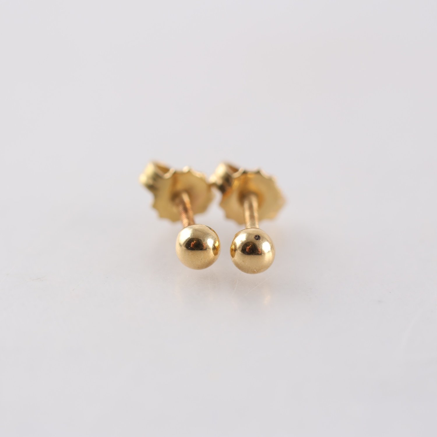 Örhängen, kula, 18k guld. Vikt: 1.2g