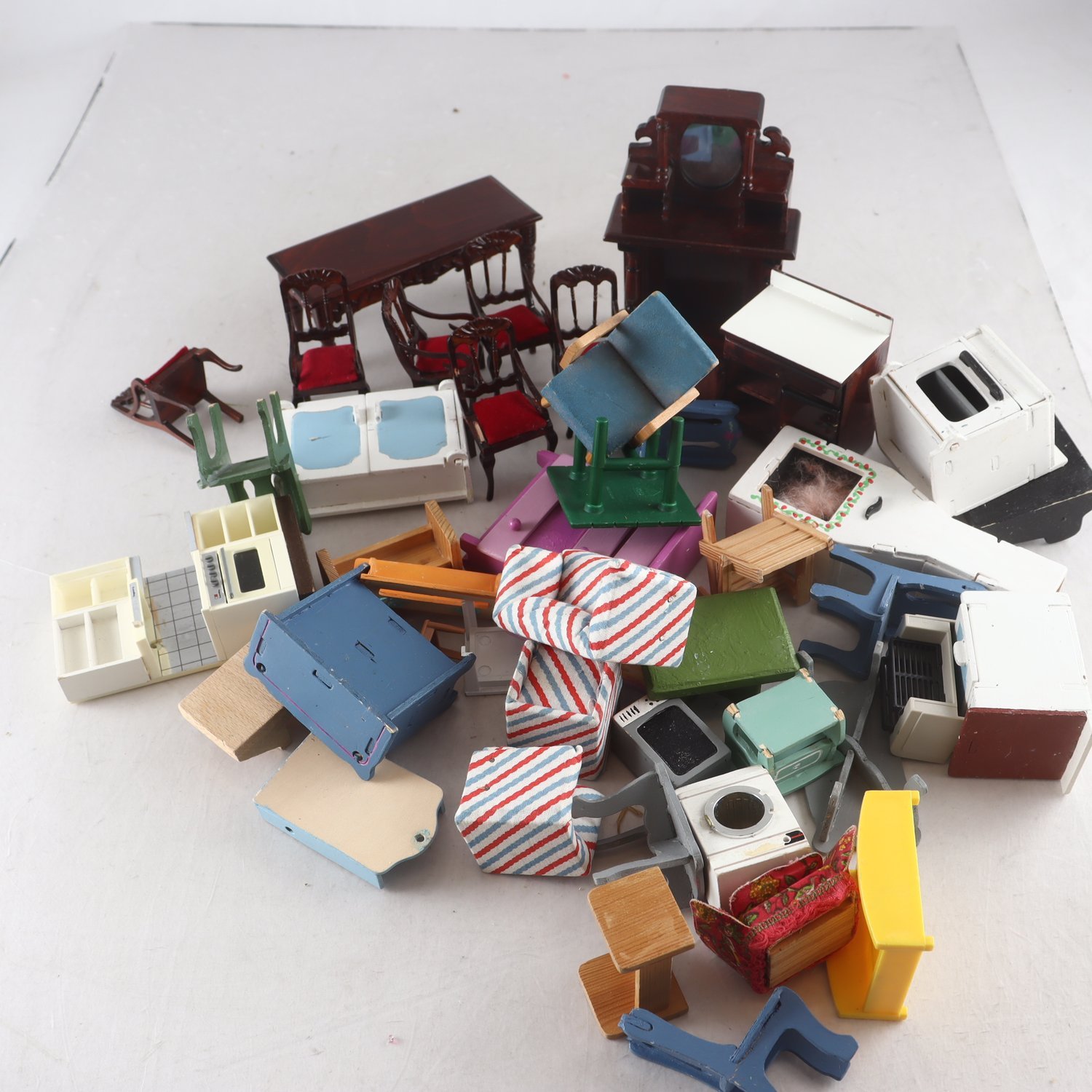 Dockskåpsmöbler. Endast avhämtning.