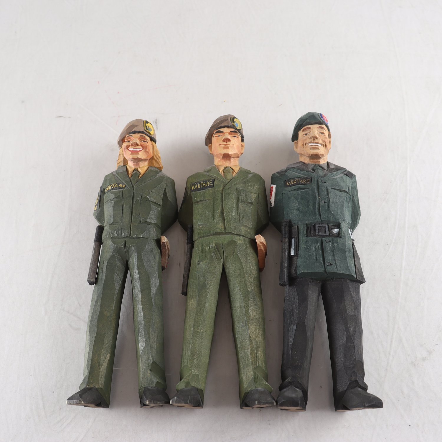 Figuriner, snidet & bemålat trä, väktare, 3 st.