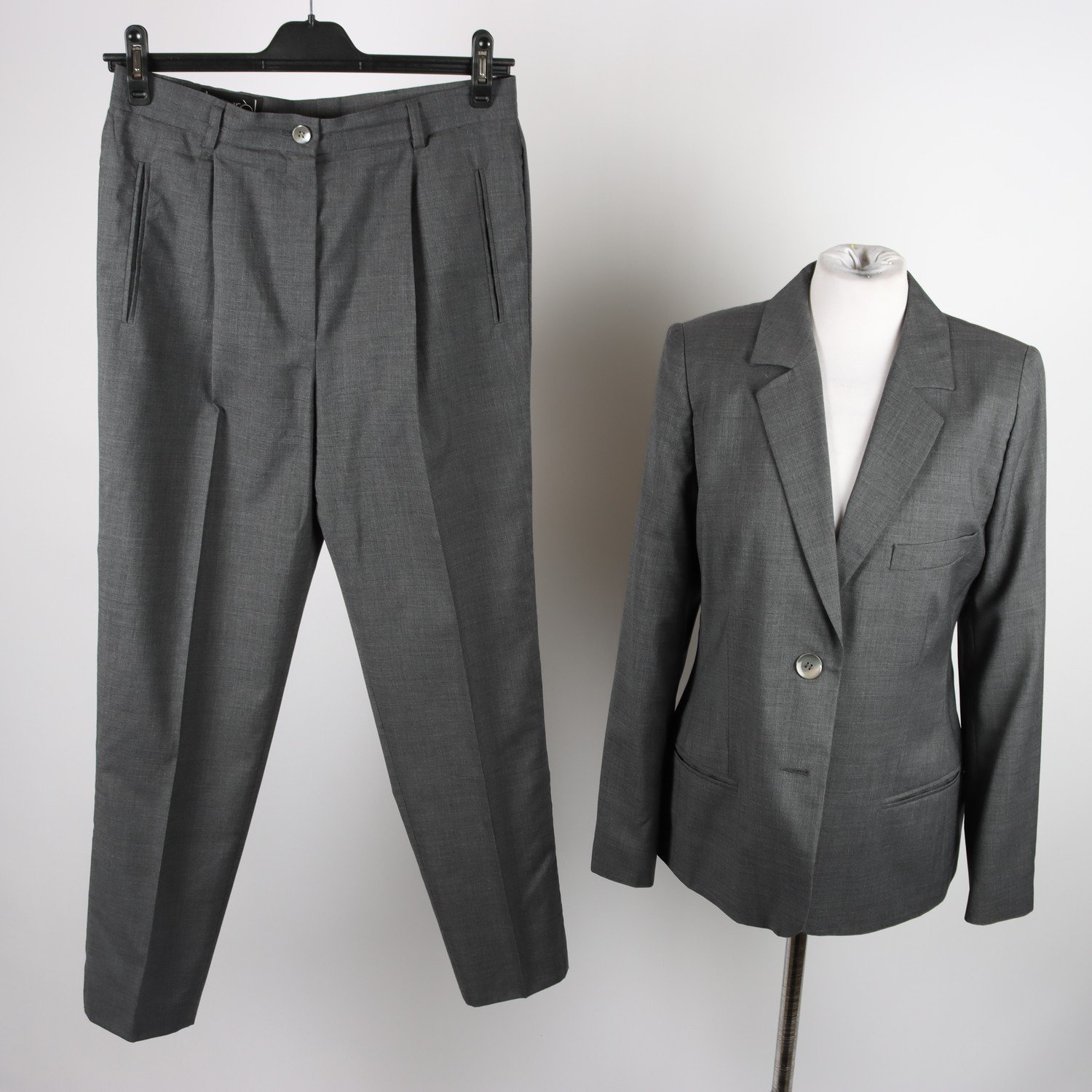 Kostym, Laurèl, grå, 100% ull, kavaj stl. 40, byxor stl. 42