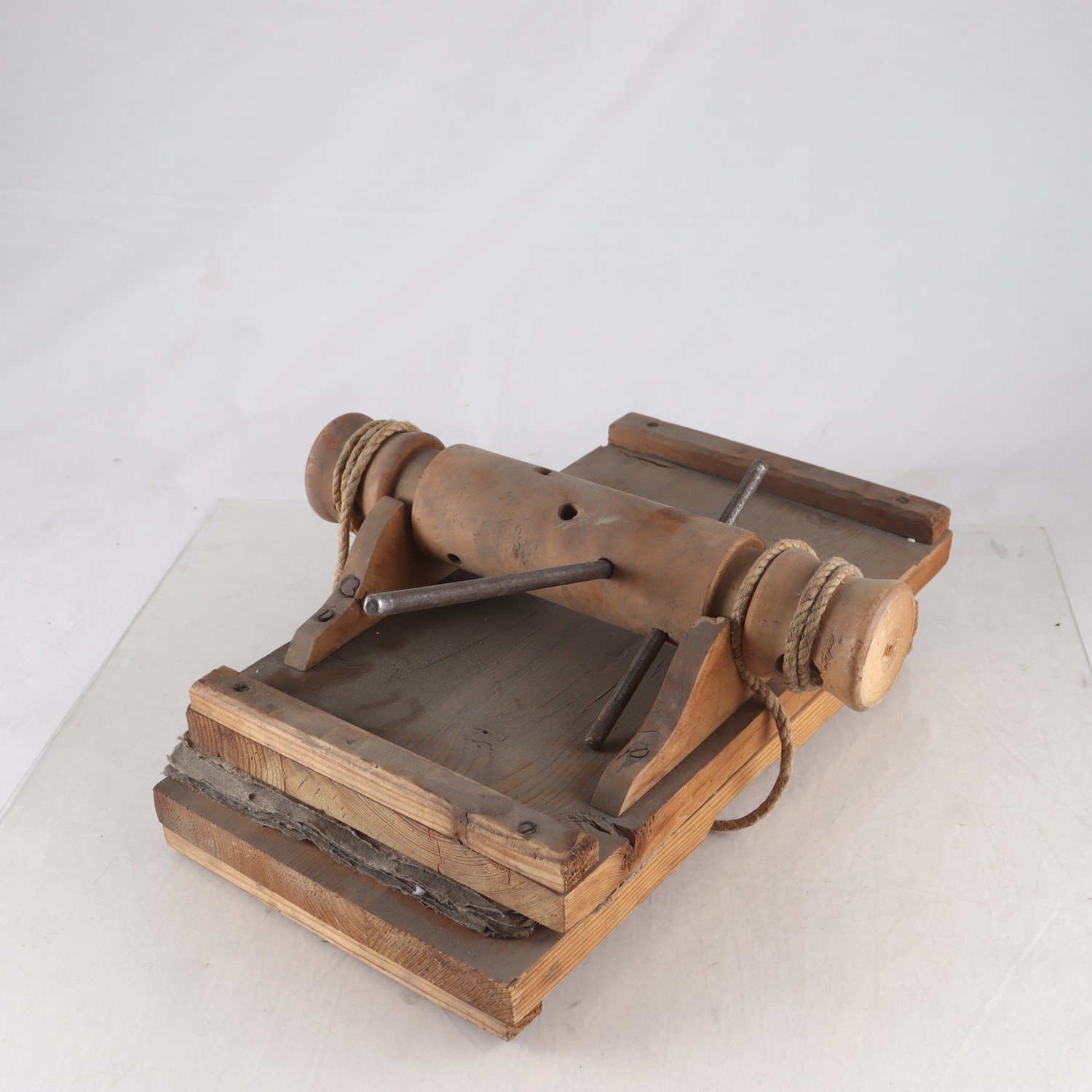 Växtpress, trä, allmoge. Endast avhämtning.