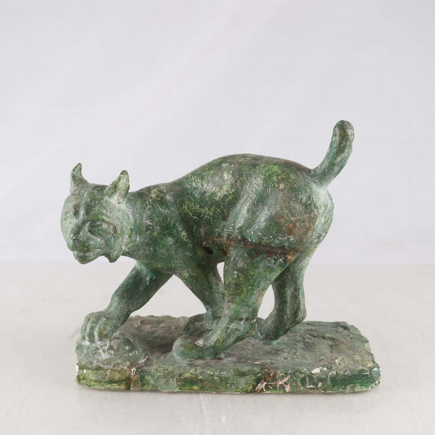 Gipsfigurin, lodjur, Arvid Knöppel, (1892-1970). Samfraktas ej.