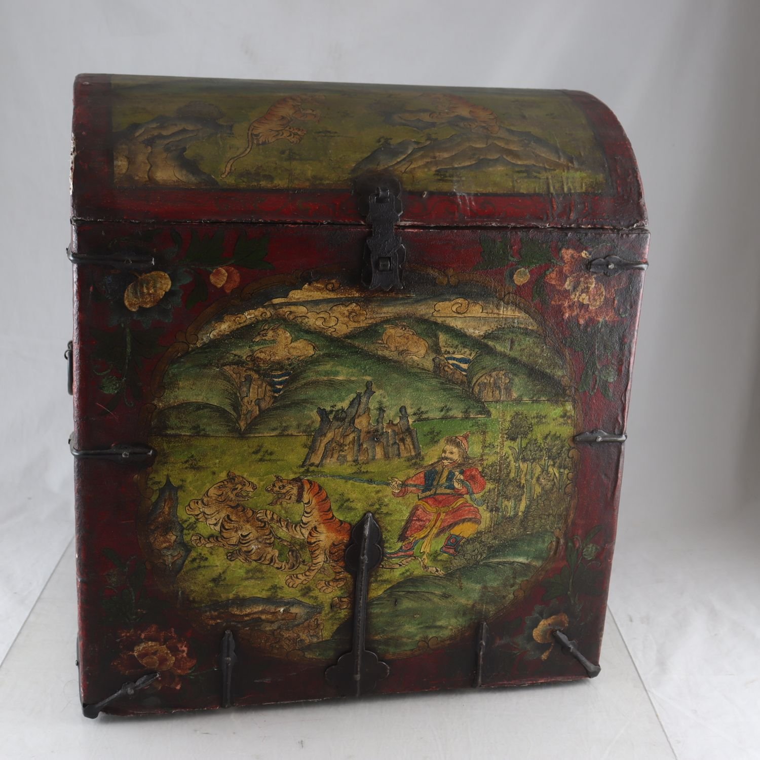 Kista, målat landskap, järnbeslag, Tibet, före 1920. Endast avhämtning.