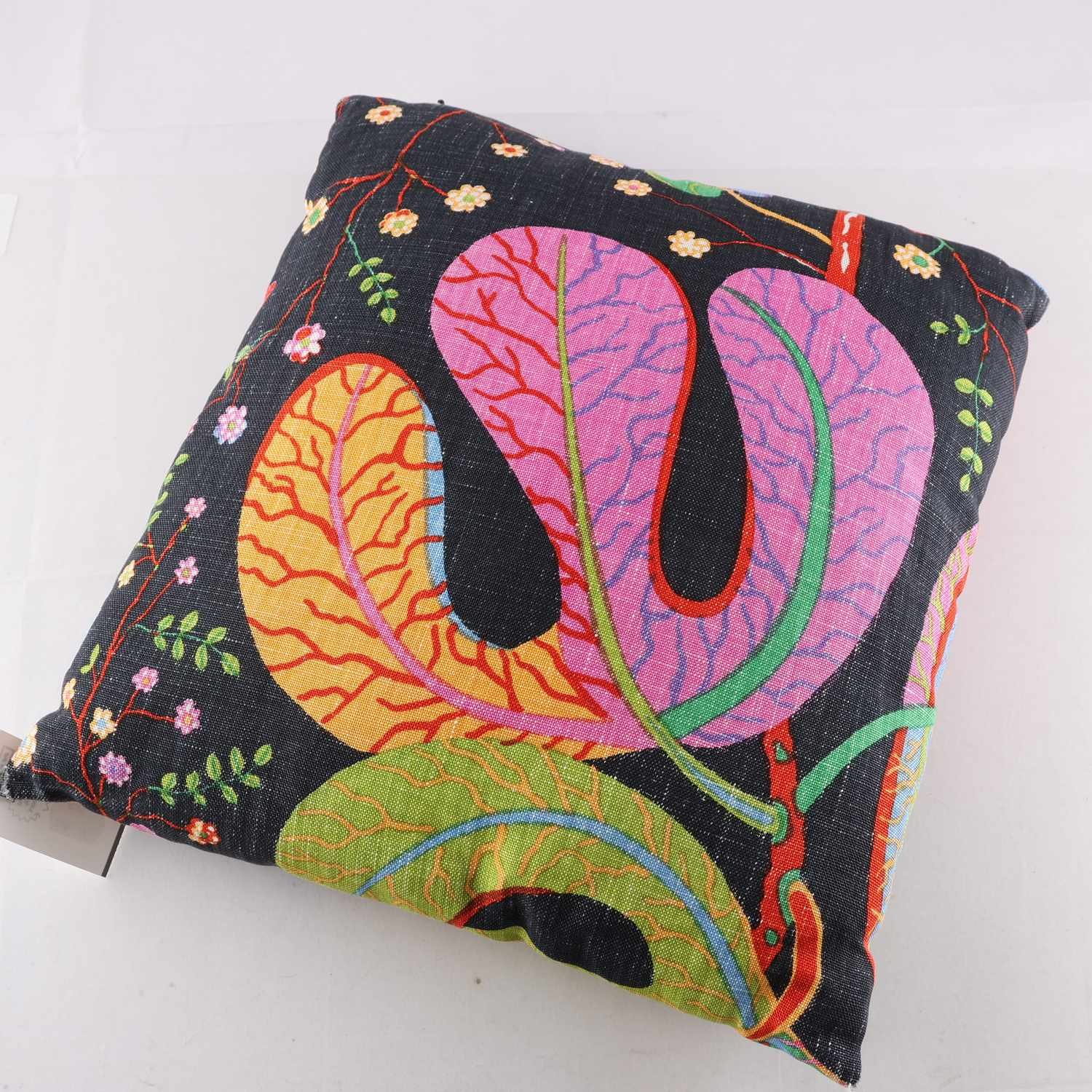 Kudde, Svenskt Tenn, Josef Frank, mönstrad, lin, rosa, svart.