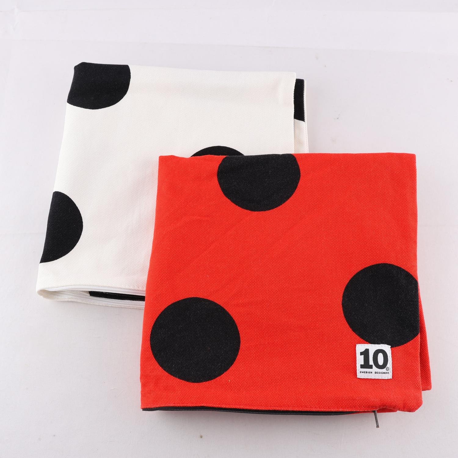 Kuddfodral, 10 Swedish Designers, 2 st, vit, röd, prickig.