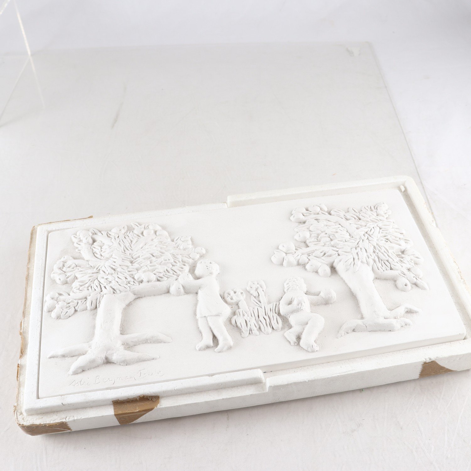 Relief, gips, ”Änglamark”, Astri Bergman-Taube, signerad. Samfraktas ej.