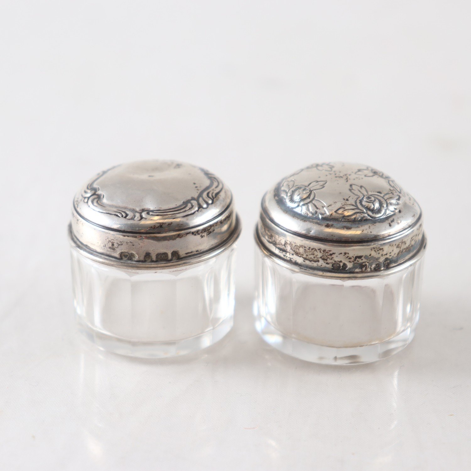 Puder/makeup askar, slipat glas, silverlock, 1800/1900-tal, 2 st