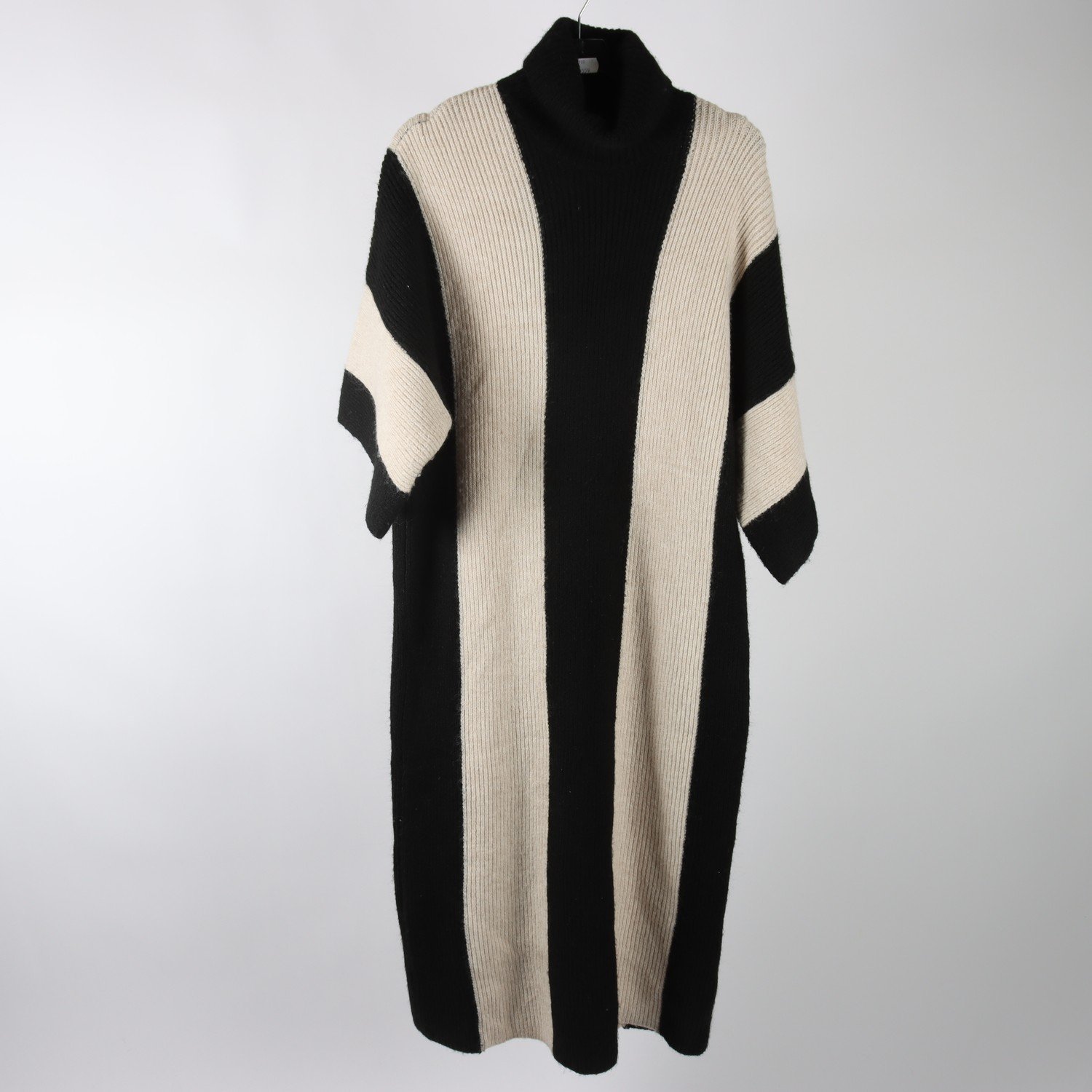 Stickad klänning, Lindex, randig, vit, svart, stl. M.