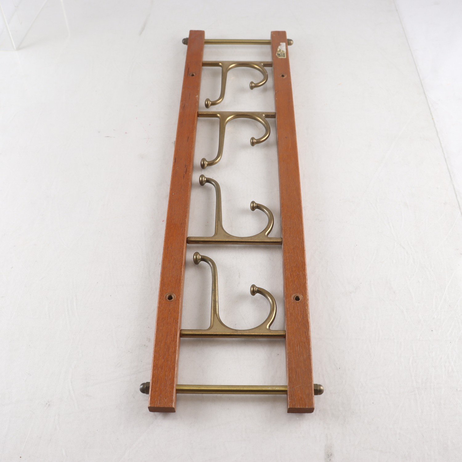 Klädhängaren Dekorativ, trä & mässing. Samfraktas ej.