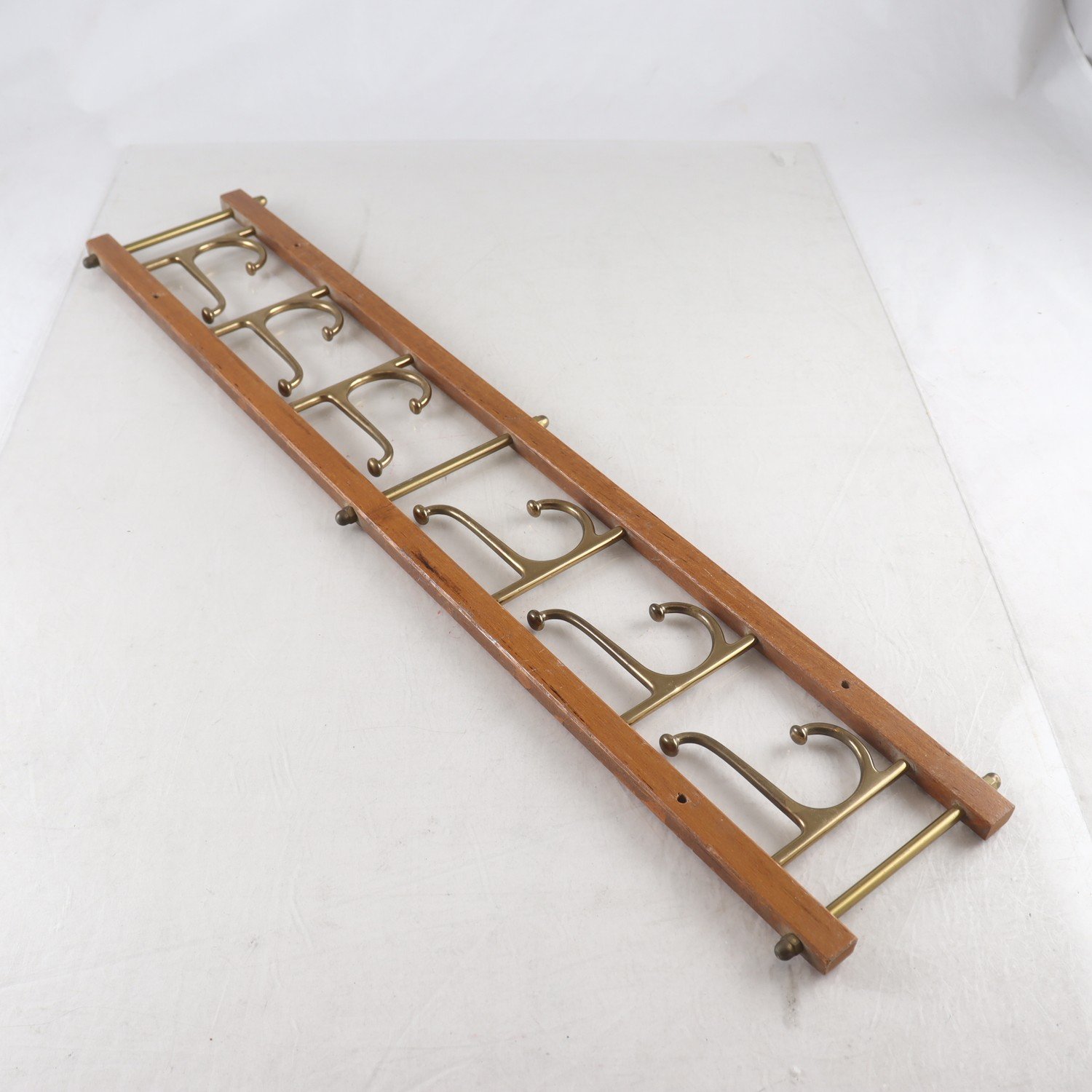 Klädhängaren Dekorativ, trä & mässing. Samfraktas ej.