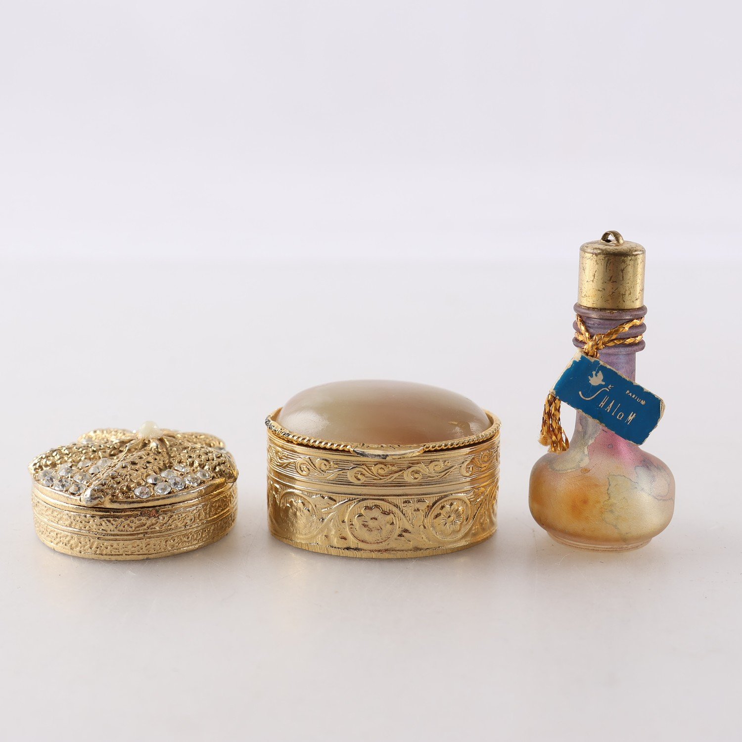 Pilleraskar/dosor, parfymflaska, sten, gulmetall.