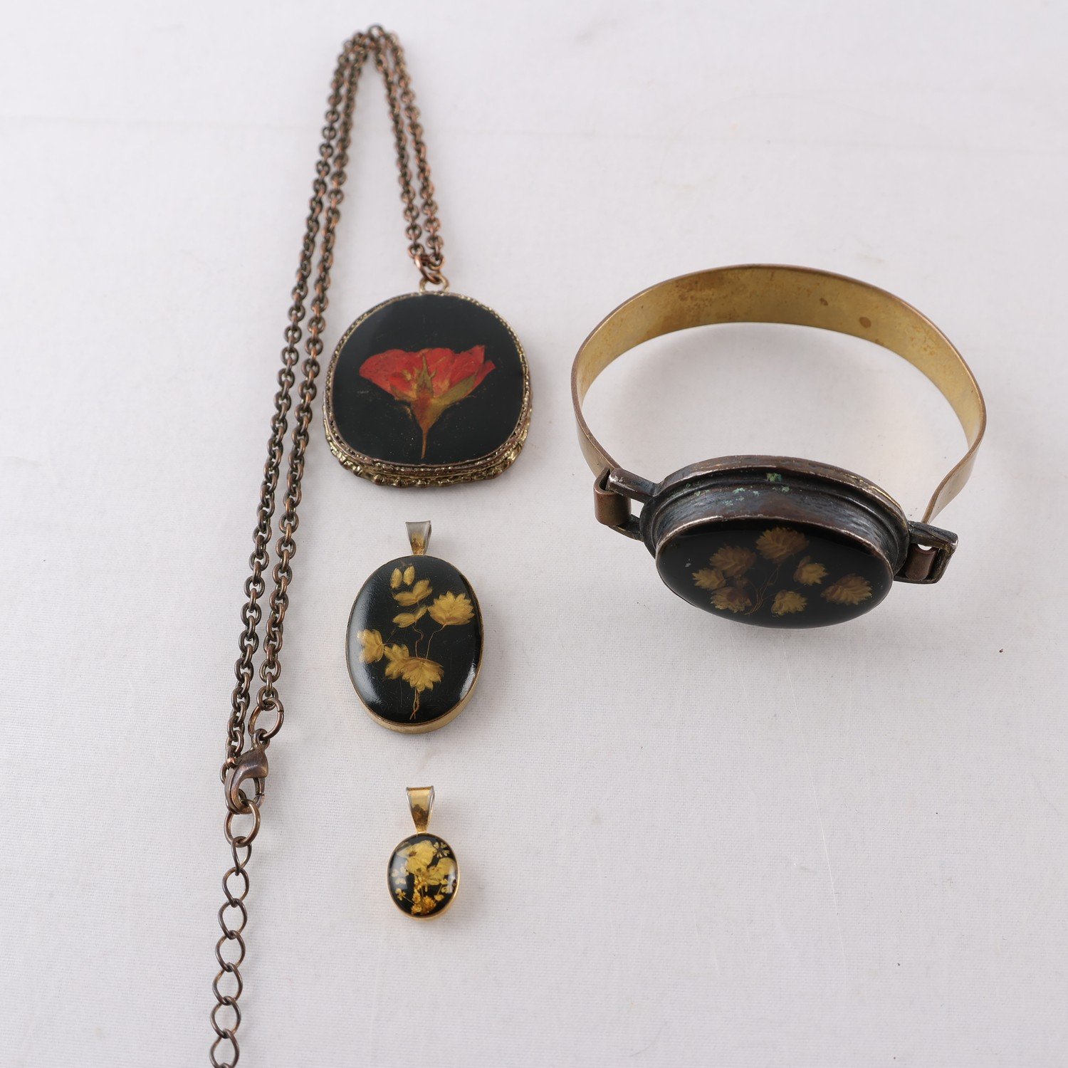 Armring, halsband samt hängen, pressade blommor, vintage, 4 st.