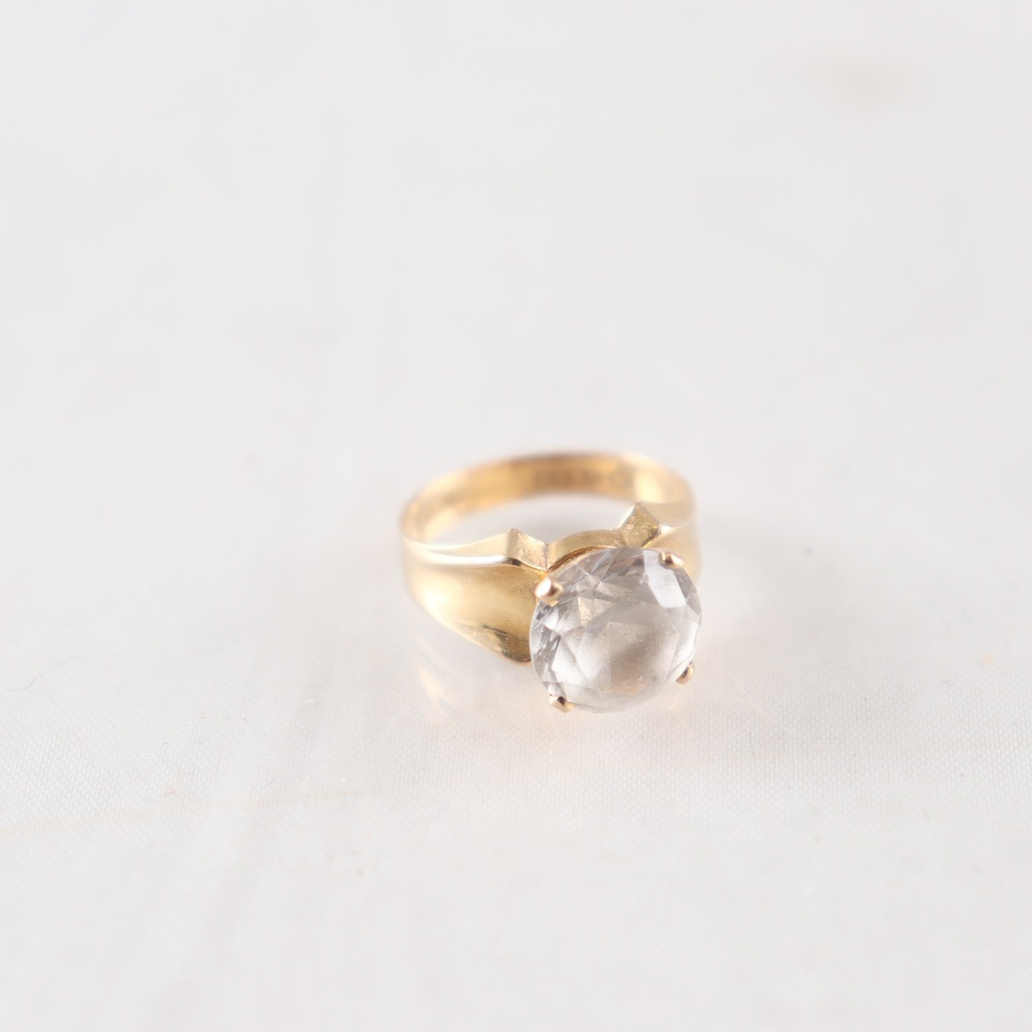 Ring 18k, slipat glas. Brv: 3 g