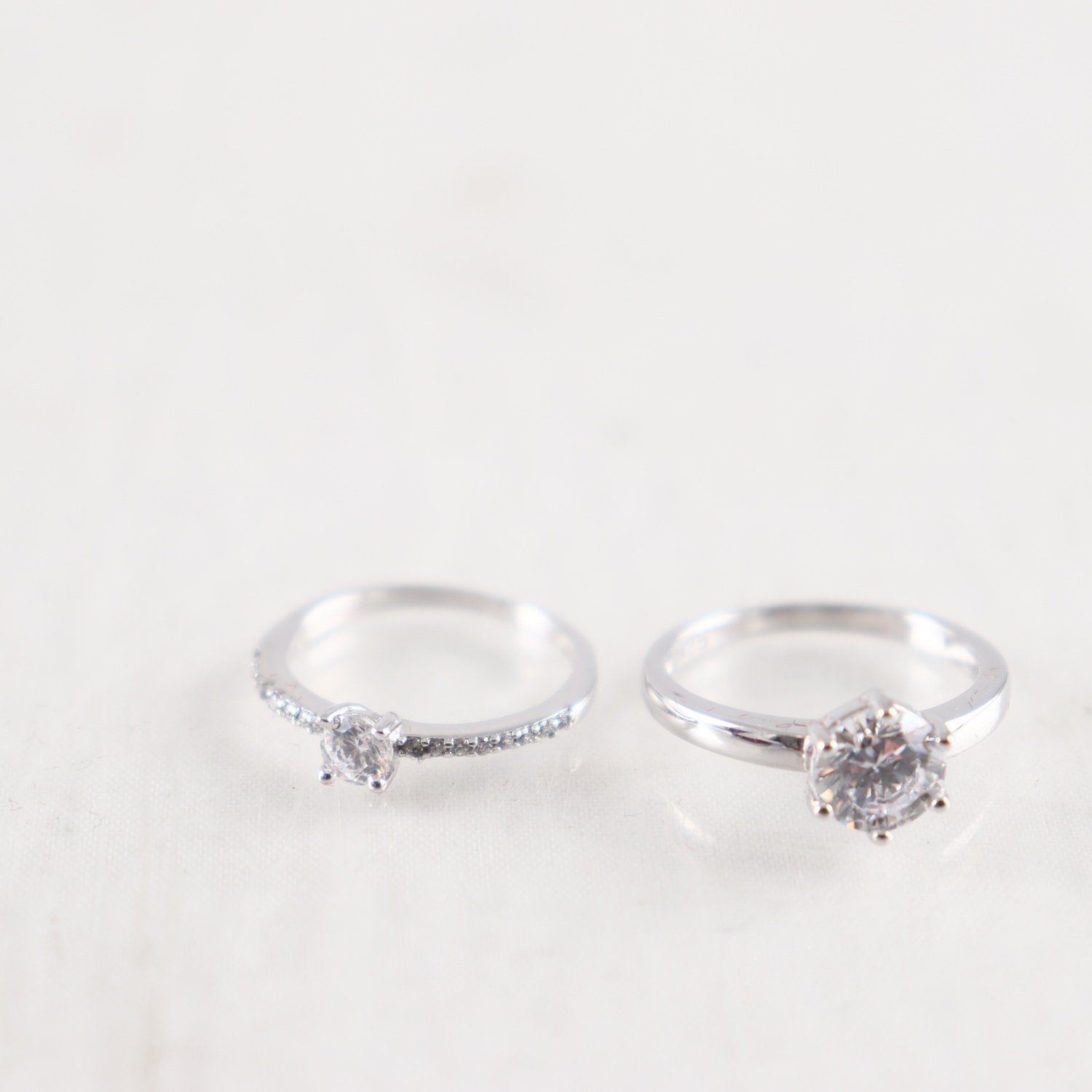 Ringar, silver, stenar. Brv: 3 g