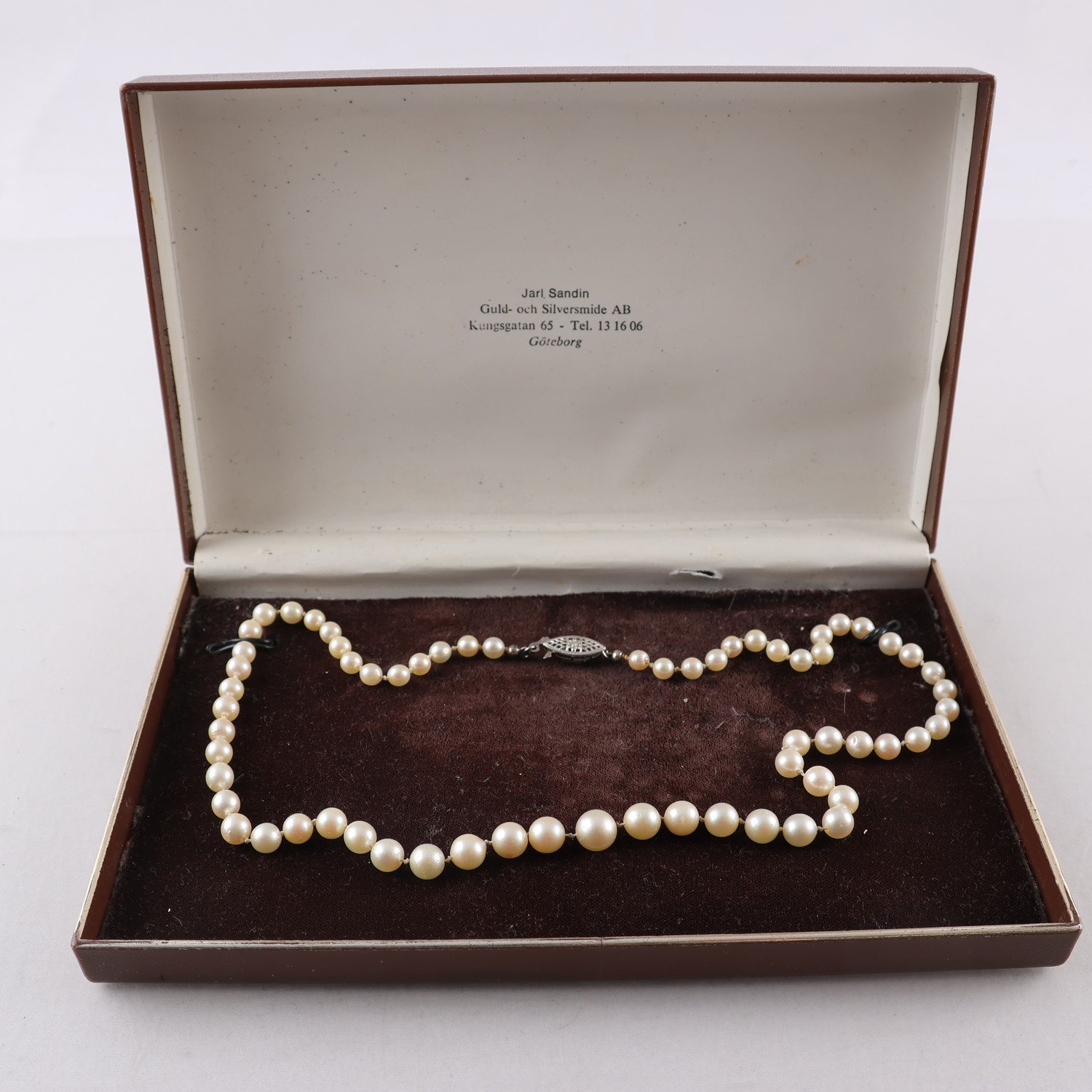 Pärlcollie, silverlås 925, doserade vita pärlor.