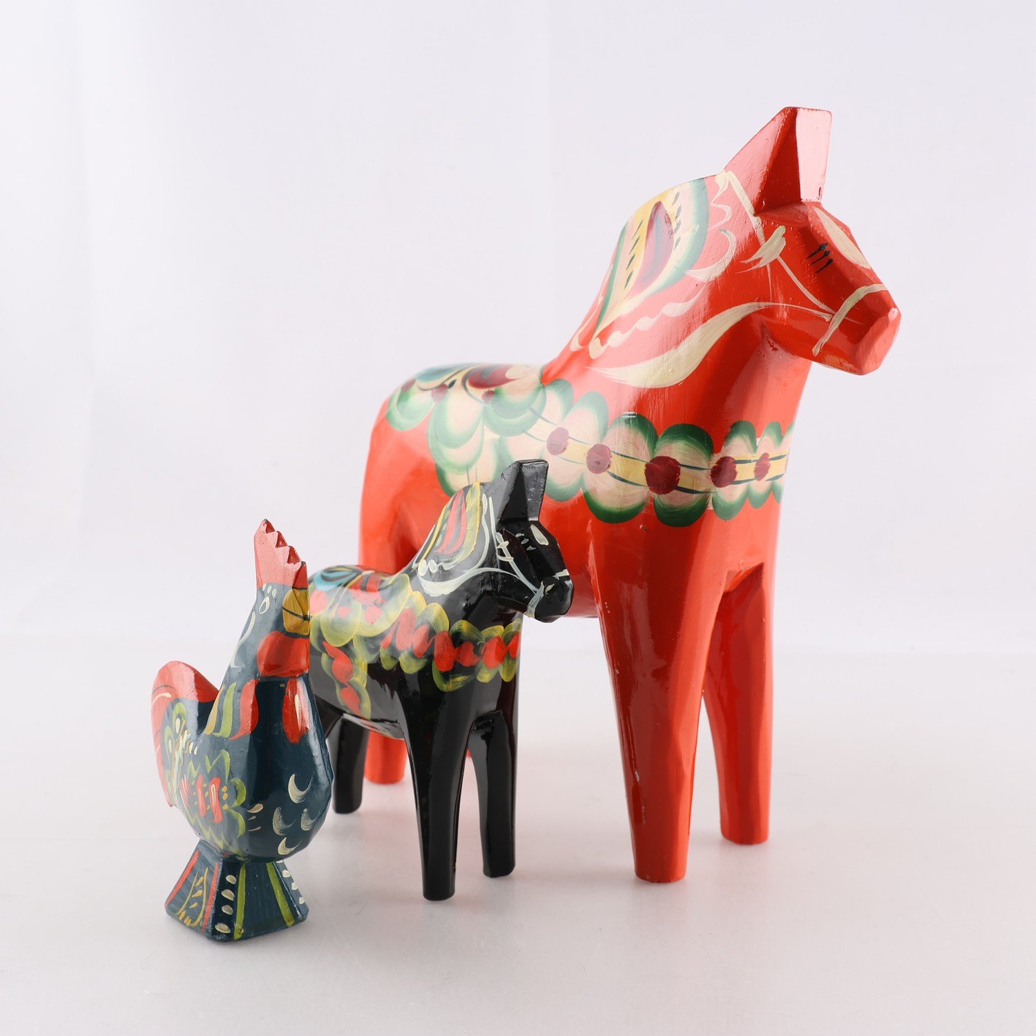 Dalahästar och tupp, Nusnäs, Nils Olsson, 3 st.