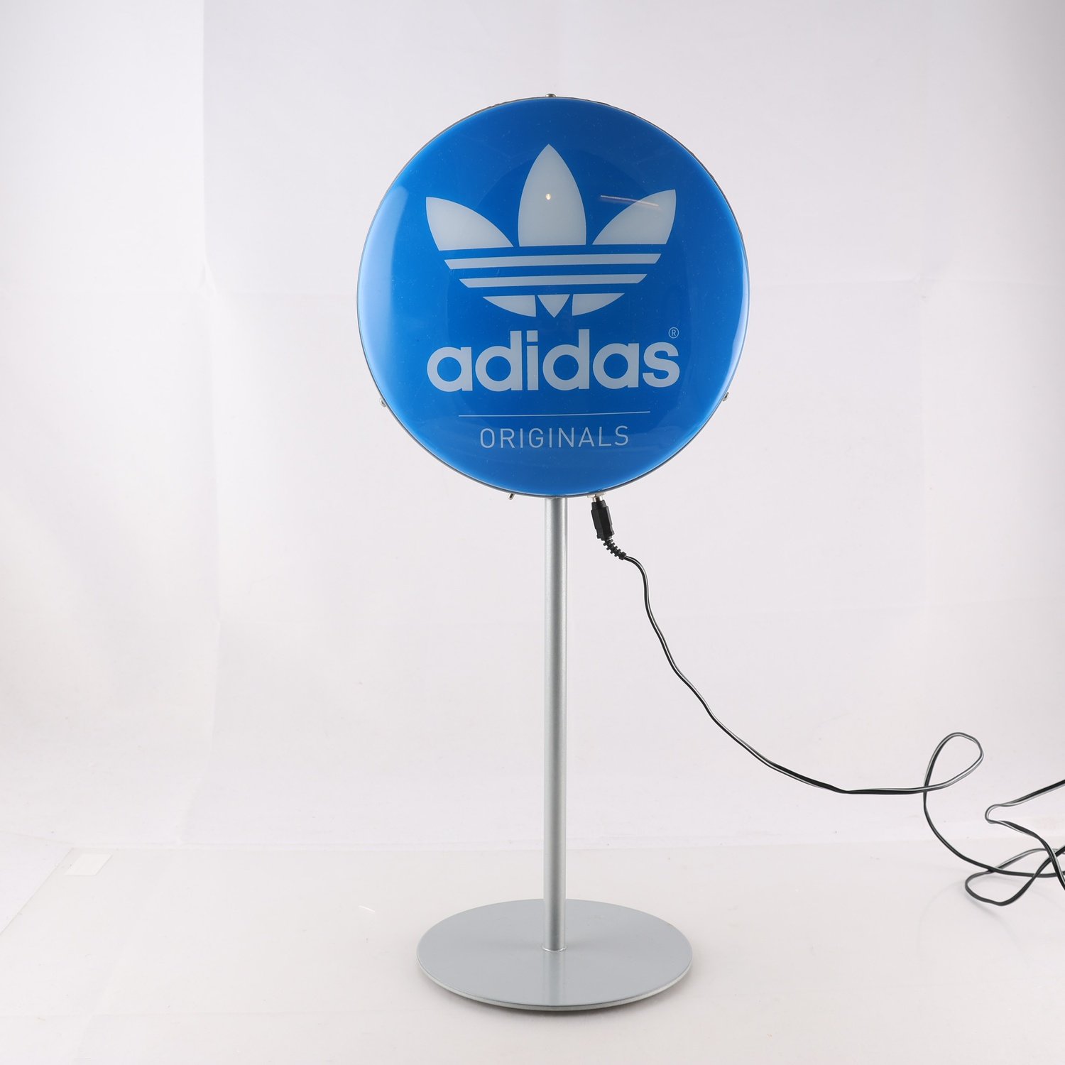 Lampa, Adidas orginals. SAmfraktas ej.