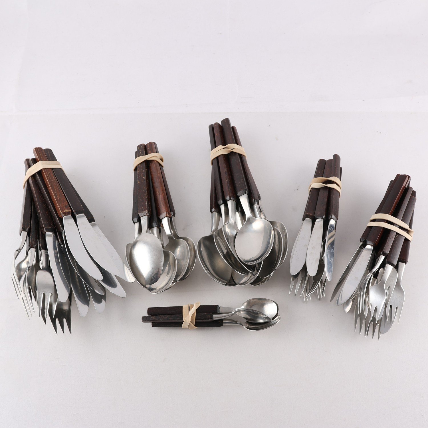 Bestick, NilsJohan, ”Singoalla”, rostfirtt, bruna träskaft, 60 delar.