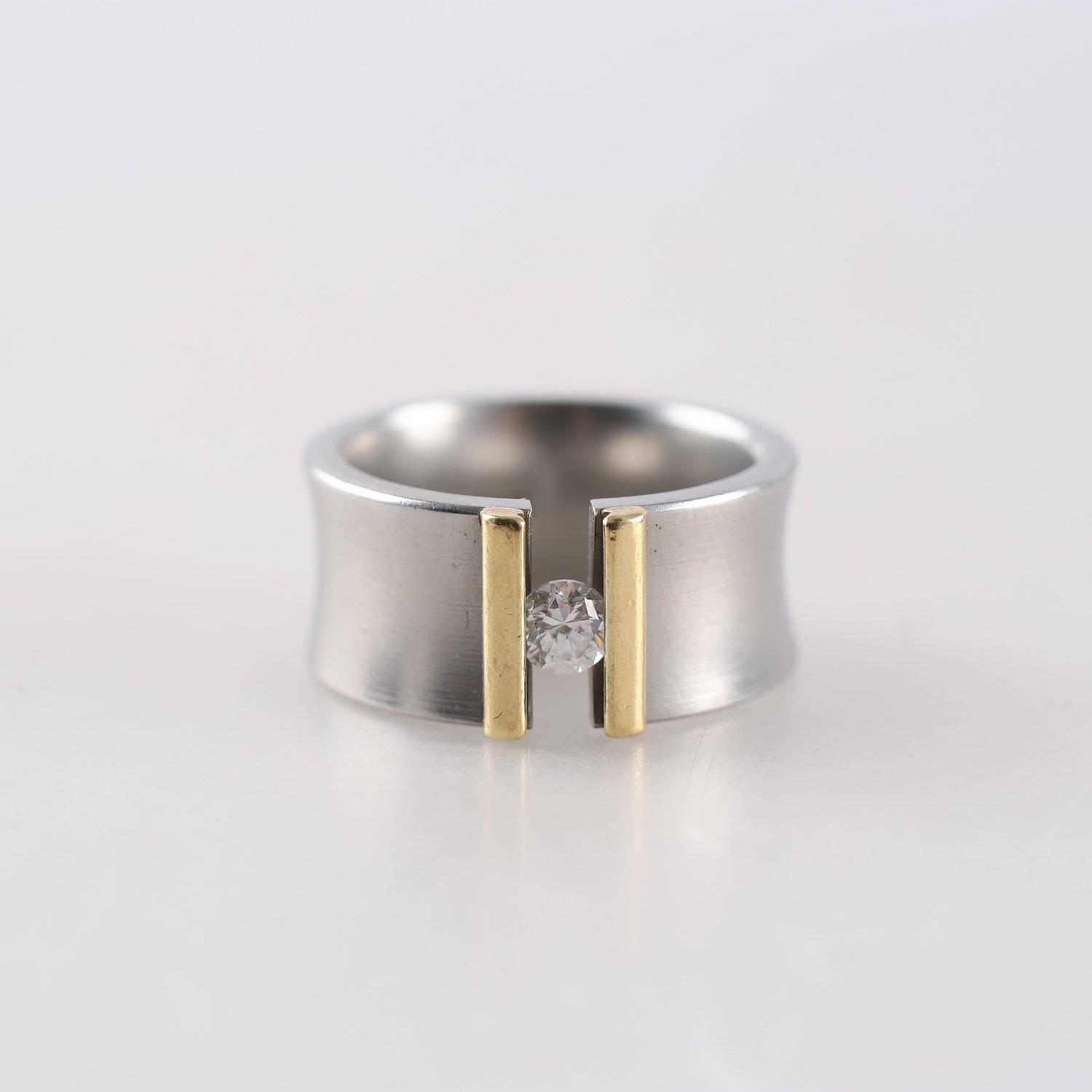 Ring, stål med 14k guld och vit sten.