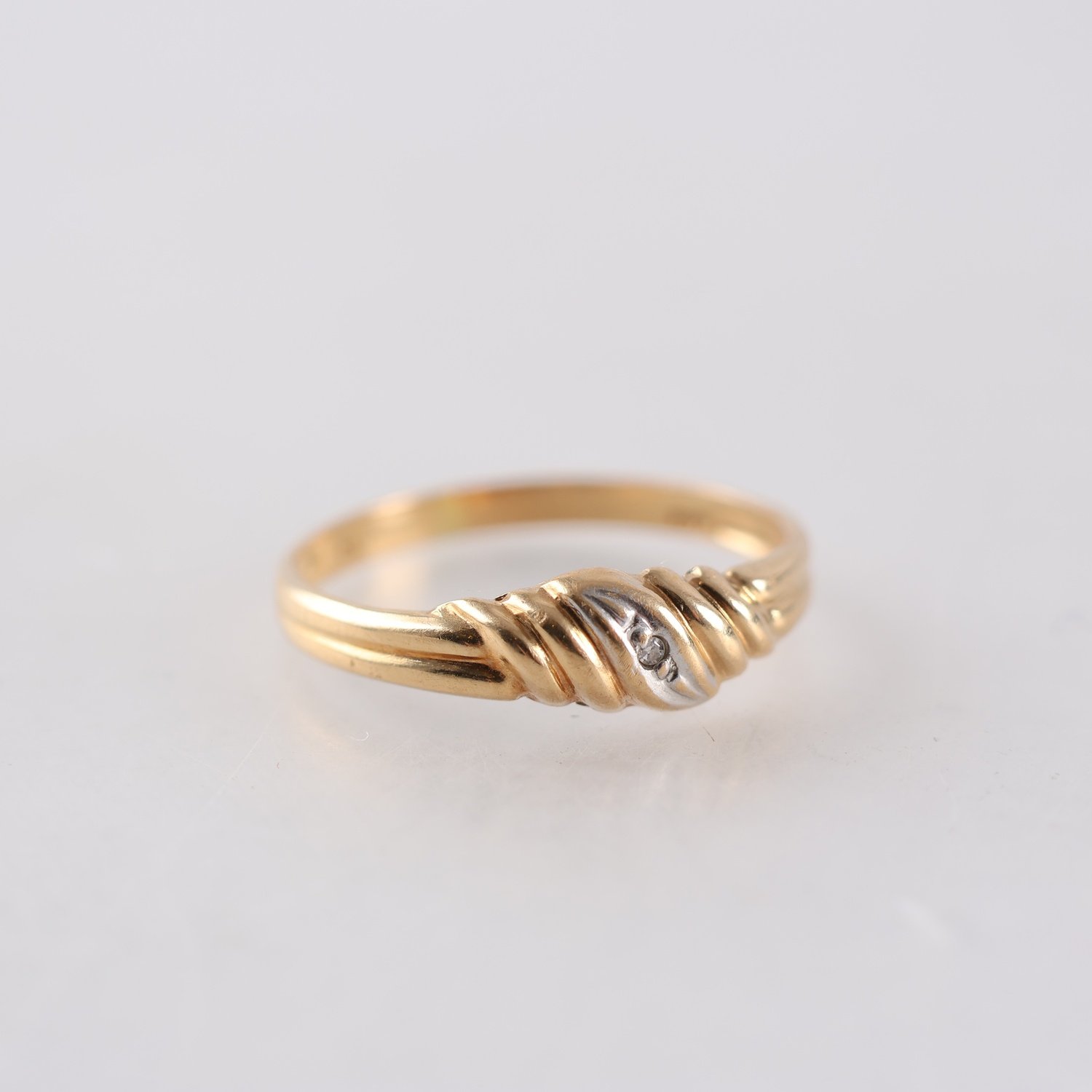 Ring, 18k guld, sten. Brv: 1.3g