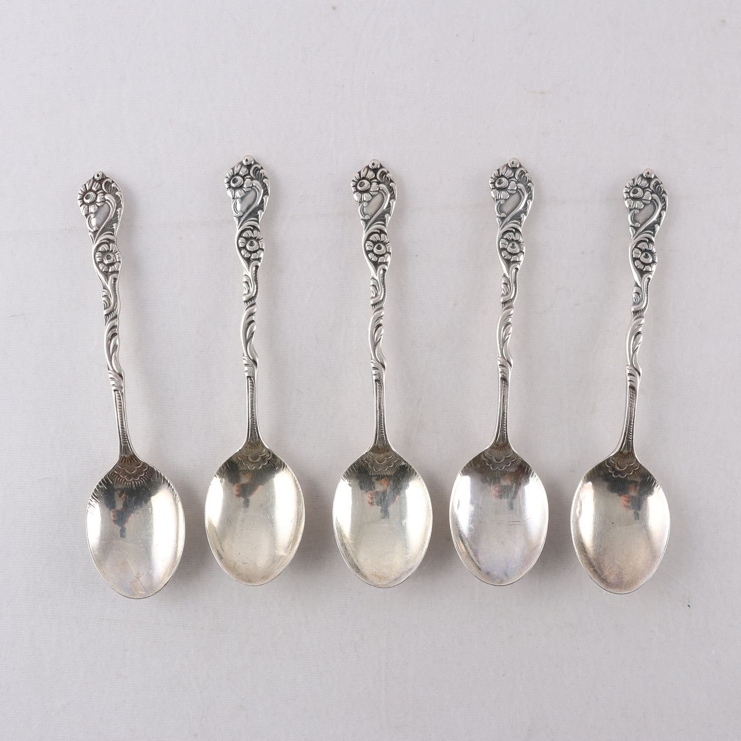 Teskedar, silver, blomornament, stämplade, S, kattfot. 5 st, vikt: 50g