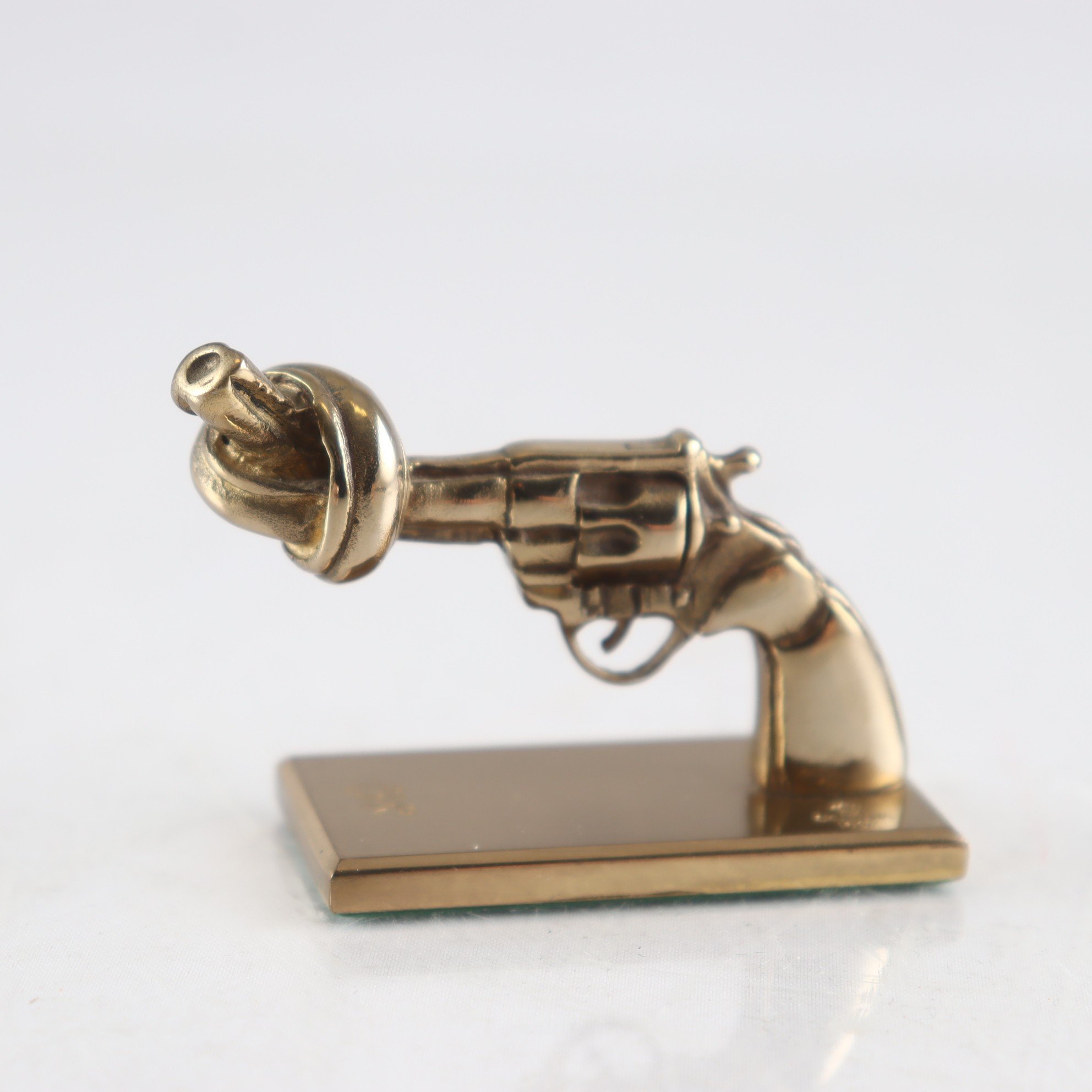 ”Non violence” Carl Fredrik Reutersvärd.