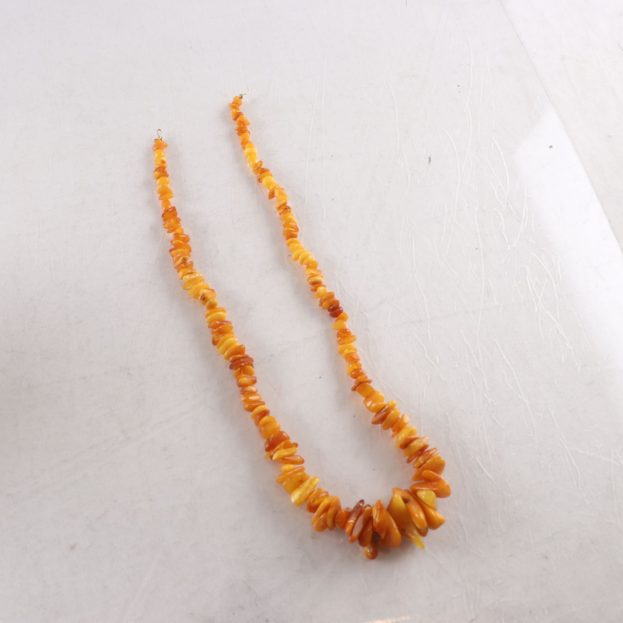 Halsband, Bärnsten. Trasigt lås.