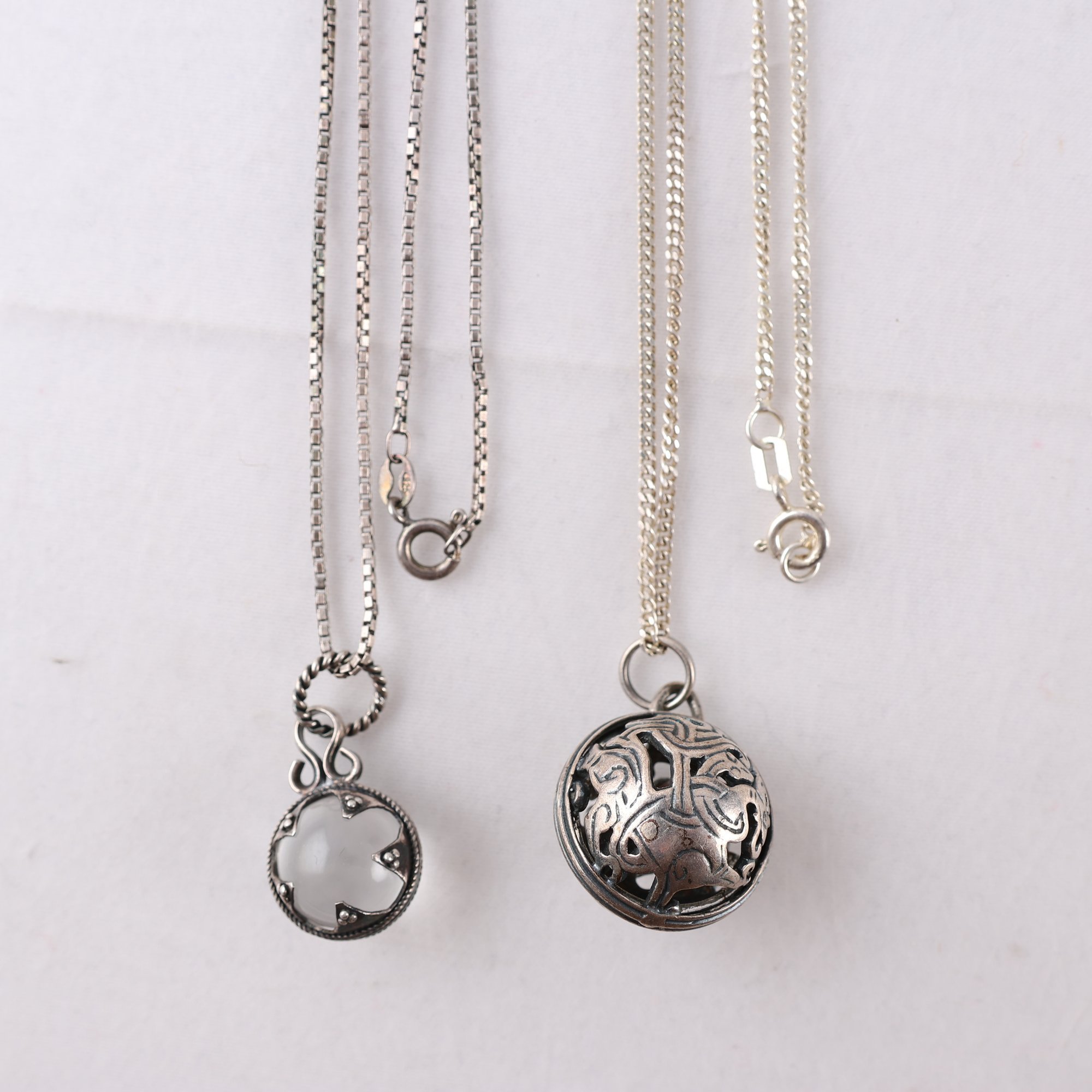 Halsband & hängen, silver, två set. Brv: 22.8g