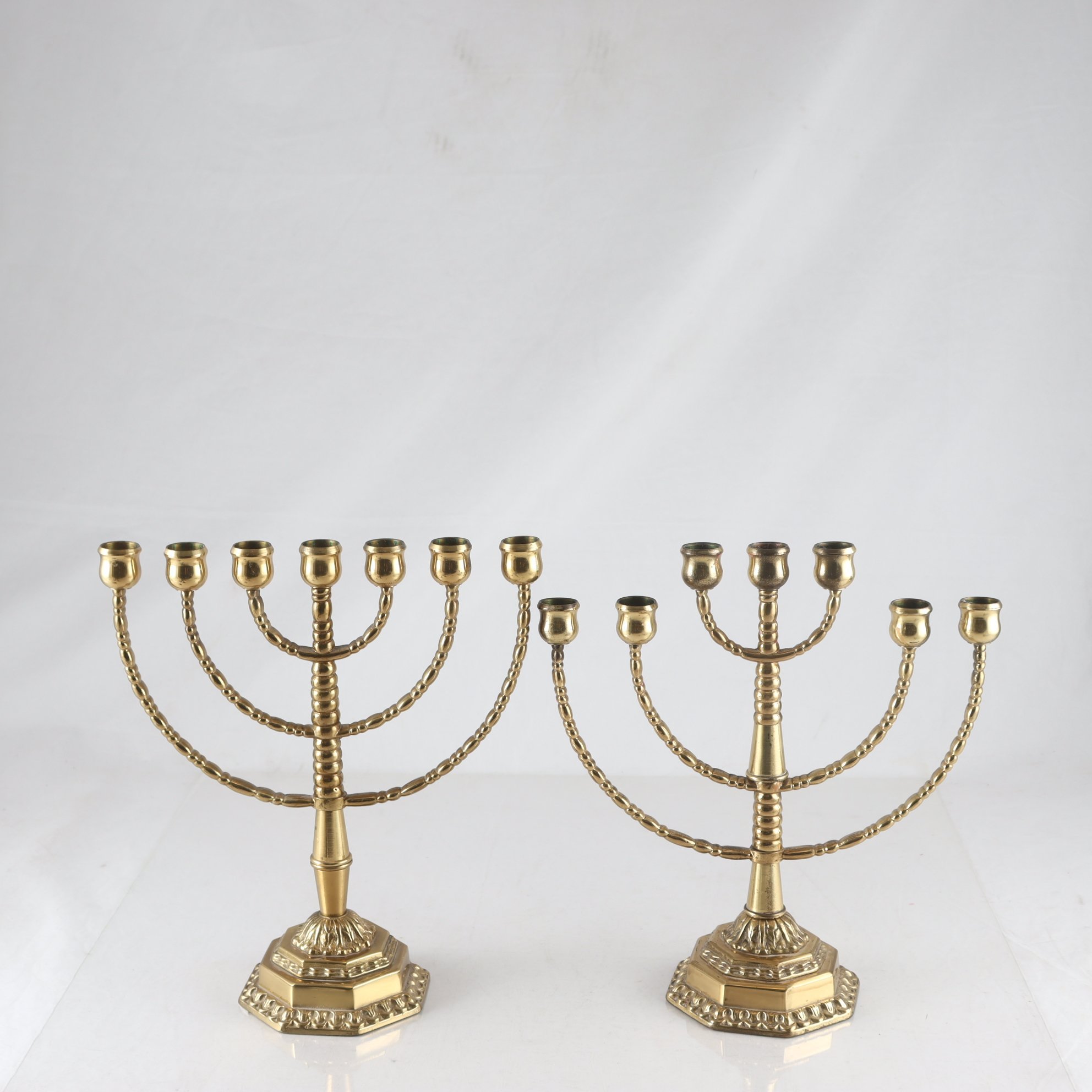 Kandelabrar, mässing. Samfraktas ej.