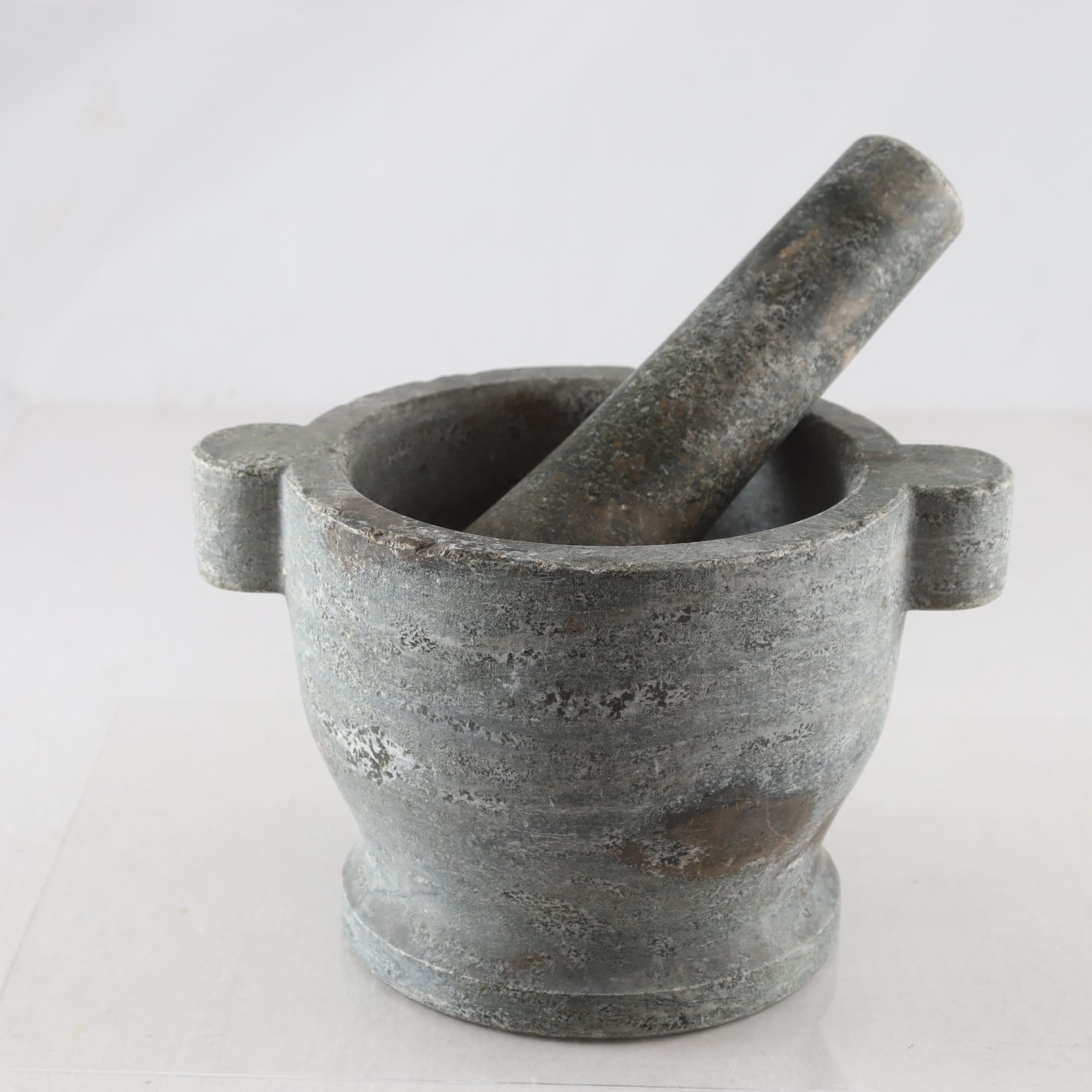 Mortel med stöt, kolmårdsmarmor, 1800/1900-tal. Samfraktas ej.