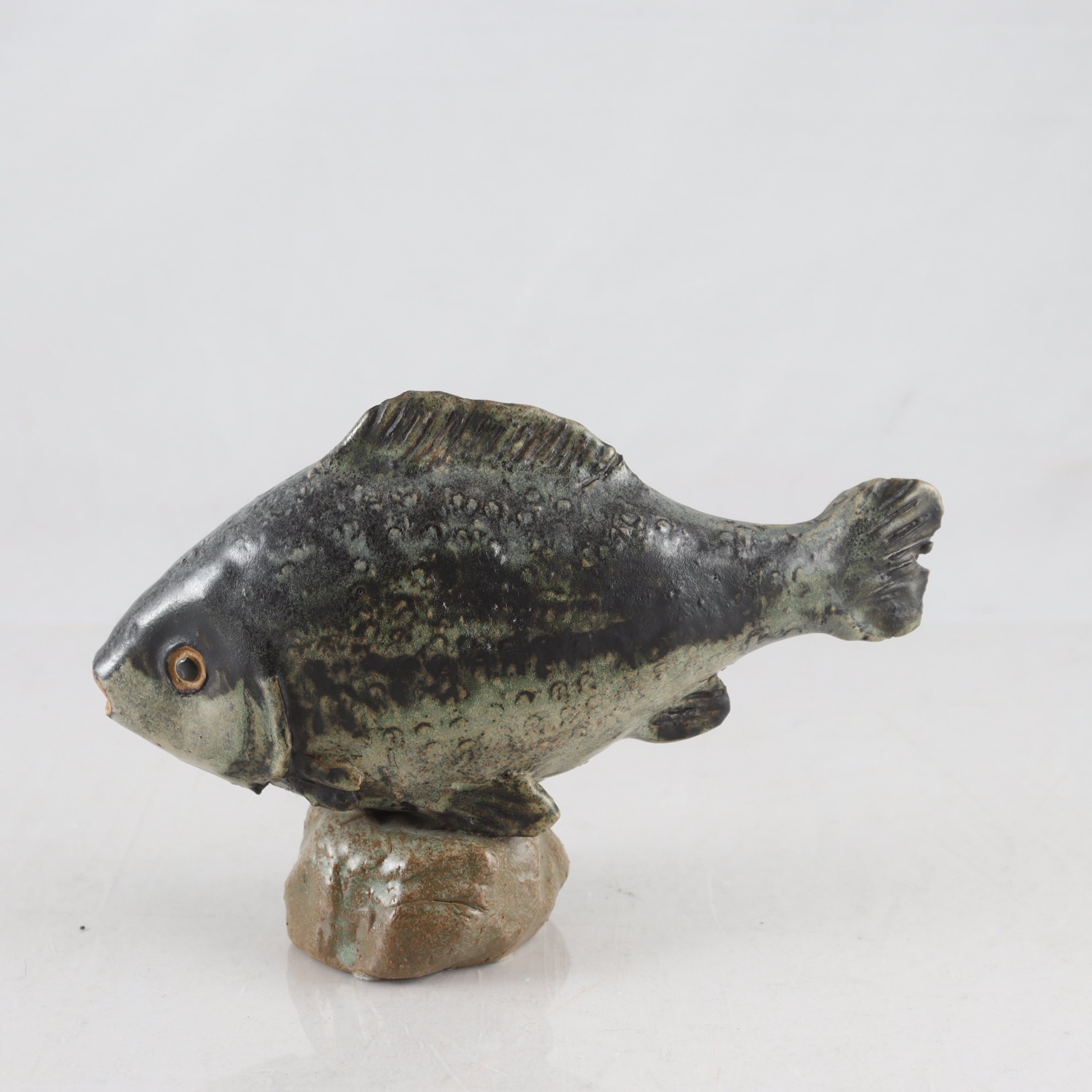 Skulptur, keramik, fisk, Gunnar Hansson, signerad. Samfraktas ej.