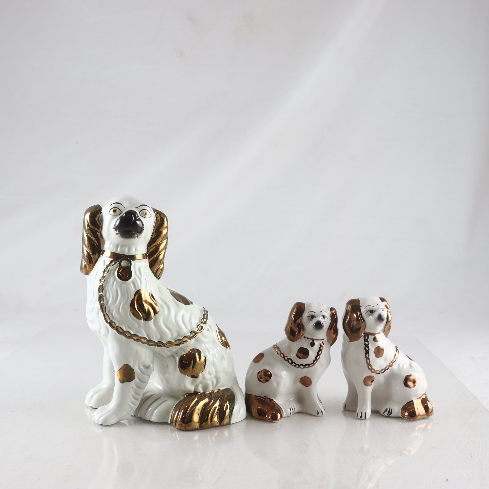 Figuriner, hundar, Staffordshire. Samfraktas ej.