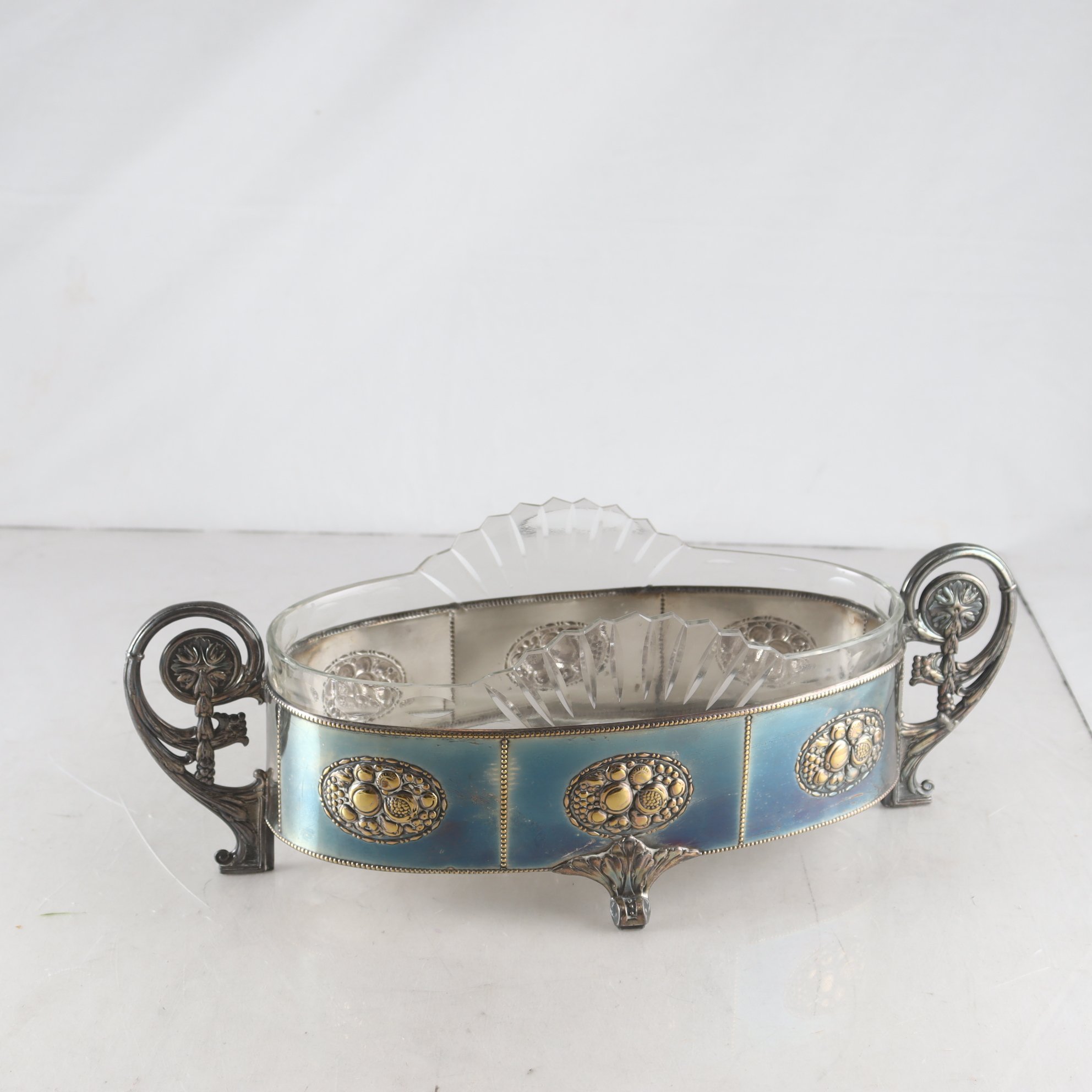 Jardinjär, vitmetall & glas, 1900-talets första hälft. Samfraktas ej.