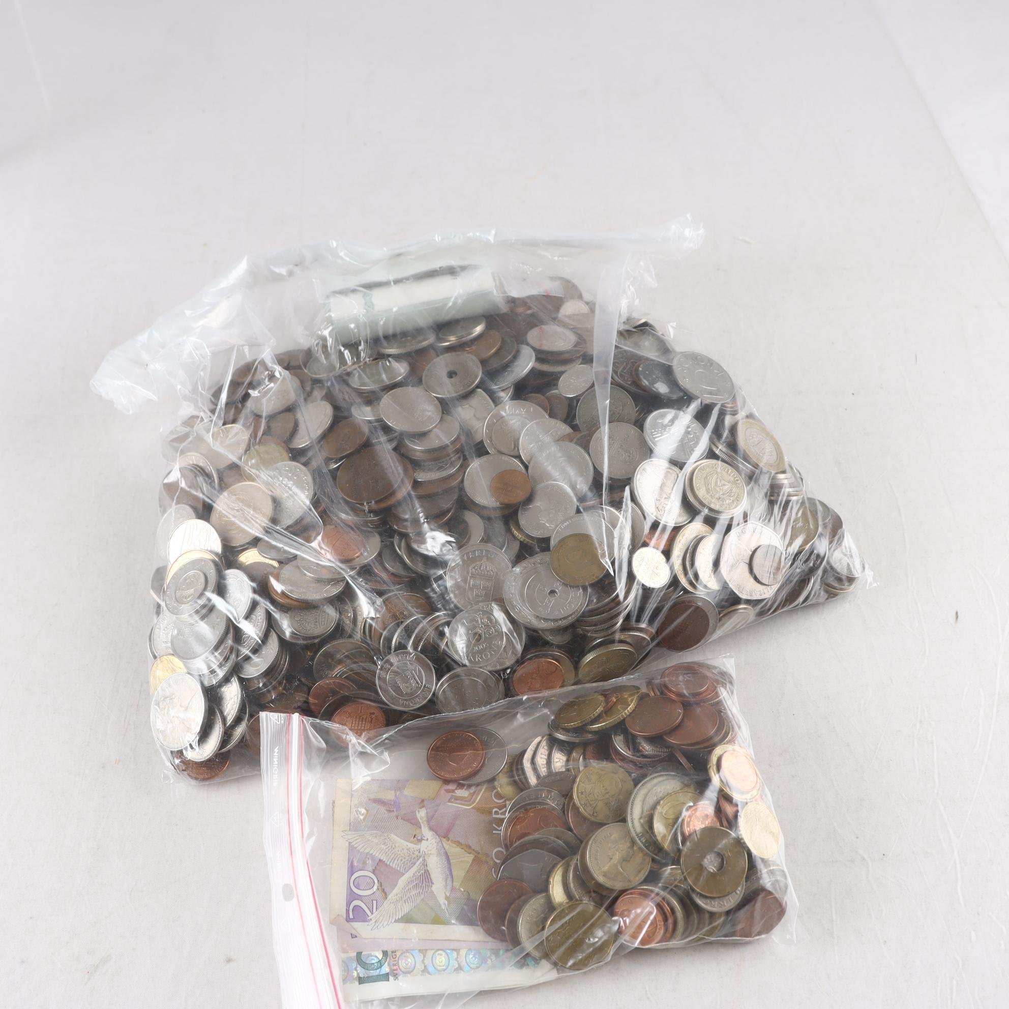 Äldre mynt och sedlar från olika länder. Samfraktas ej.