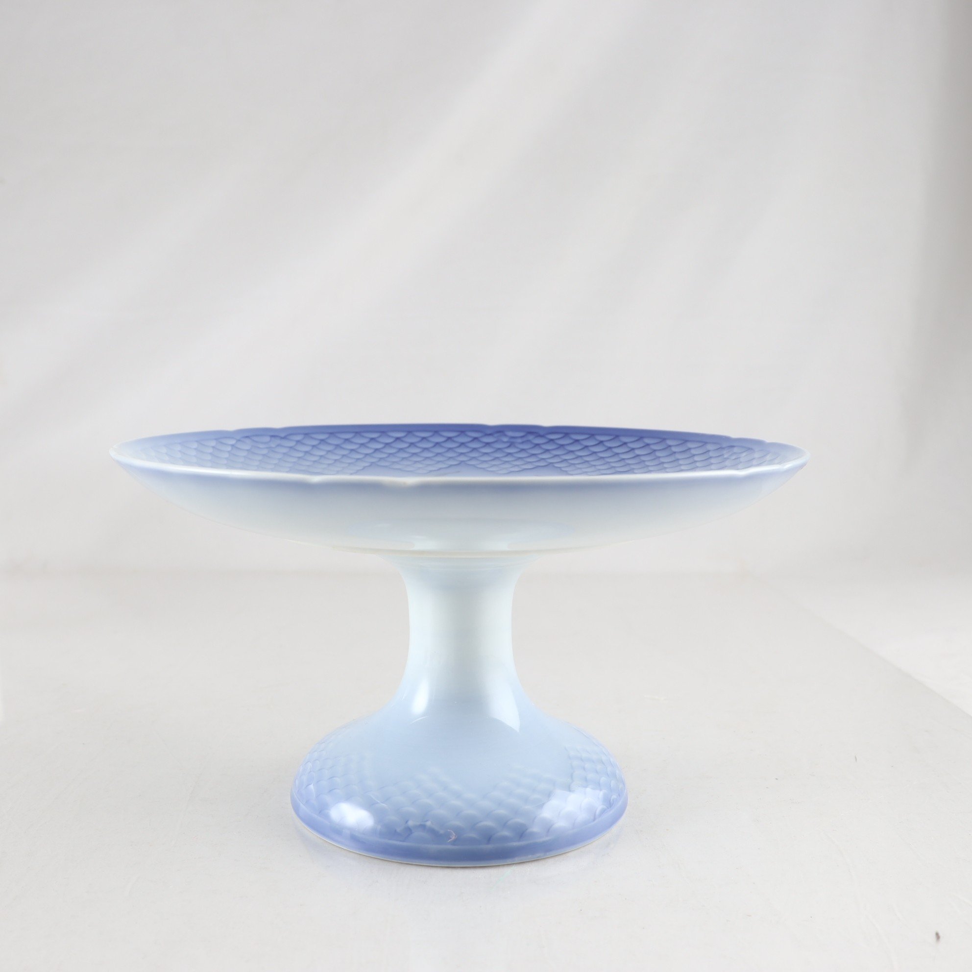 Fat på fot, ”Blå Måsen” Bing & Gröndahl. Nr 64. Samfraktas ej.